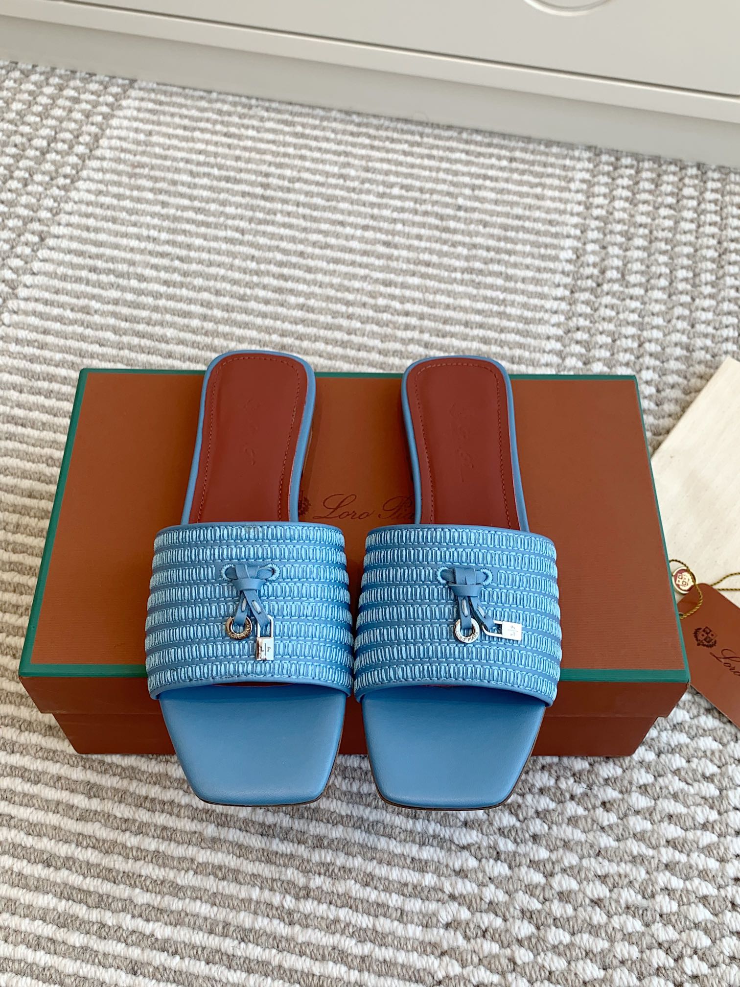 NO:164703,Loro Piana LP Sprightly Charms series sandals/sandals Sprightly Charms sandals | Show new ideas with square toe and heel, the upper uses the same color of strong technology wire, decorated with rich embroidery details. Paired with bright color garments, make the slippers more youthful. Materials and original cowhide, cowhide inner and footbed imported genuine leather outsole size 35-42 (35/41/42 custom made without return or exchange), slippers, loro pigana, loro pigana, sandals, slippers, cowhide, Leather soles19860909批 代购级【Loro Piana】LP Sprightly Charms系列凉拖鞋/凉鞋 Sprightly Charms 凉鞋 | 以方形鞋头和鞋跟展现全新创意,鞋面使用同色的强韧科技线材,饰以丰富的刺绣细节.搭配明艳配色成衣让拖鞋更具年轻气息. 材质面料原版牛皮,牛皮内里及垫脚 进口真皮大底 码数35-42（35/41/42定做不退换）,拖鞋,loro piana,loro piana,sandals,slippers,cowhide,Leather soles,Women's Shoes