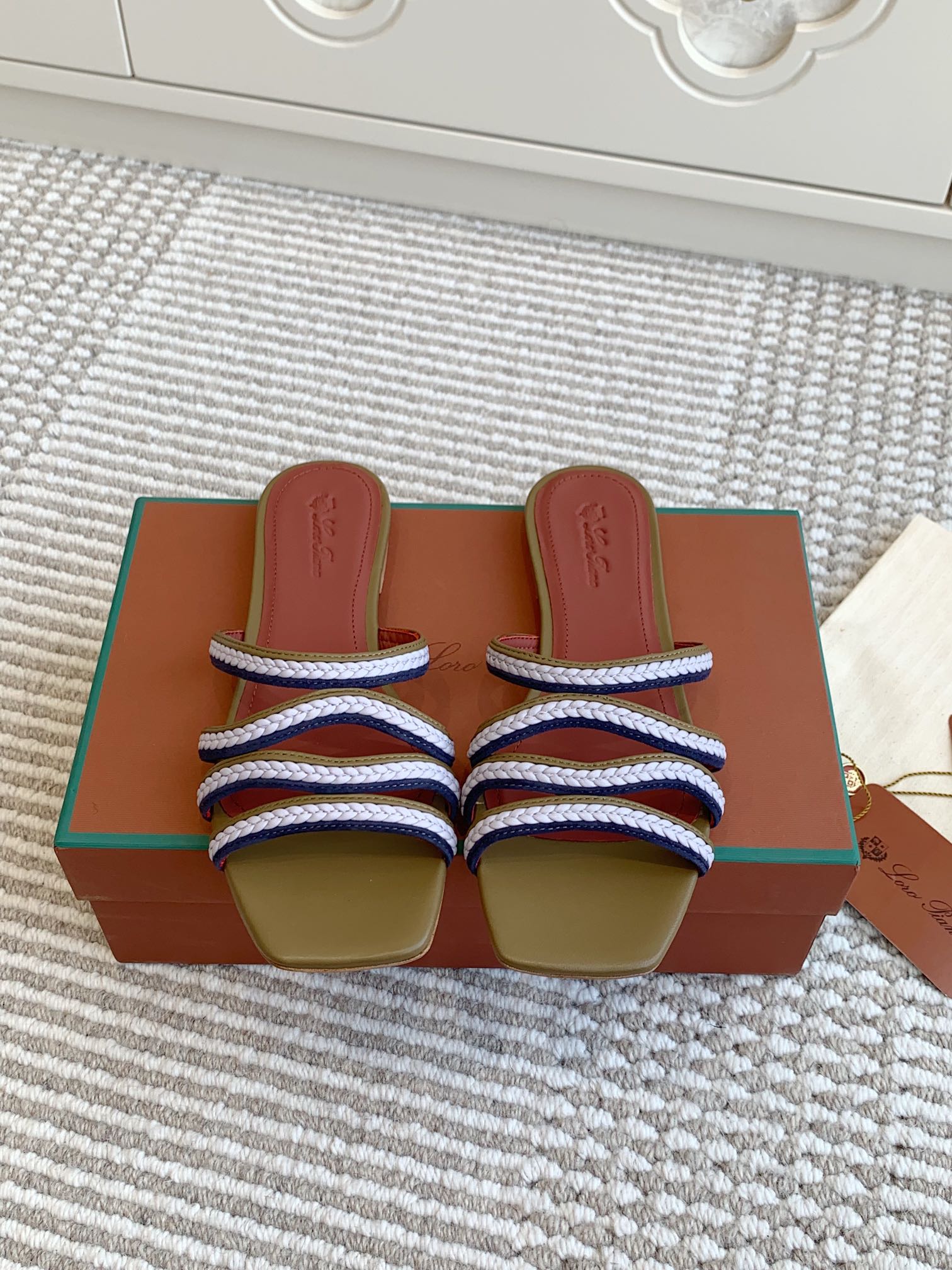 NO:463922,Purchase grade [Loro Piana] LP Sprightly Charms series sandals/Roman sandals Sprightly Charms sandals | Show new ideas with square toe and heels, the upper uses the same color of strong technology wire, decorated with rich embroidery details. Paired with bright color garments, make the slippers more youthful. Materials and fabrics are made of original cowhide, cowhide inner and footbeds imported genuine leather outsoles Size 35-42 (35/41/42 custom made without return or exchange), slippers, loro piana, loro piana, sandals, slippers, cowhide, Leather soles19860909代购级【Loro Piana】LP Sprightly Charms系列凉拖鞋/罗马凉鞋 Sprightly Charms 凉鞋 | 以方形鞋头和鞋跟展现全新创意,鞋面使用同色的强韧科技线材,饰以丰富的刺绣细节.搭配明艳配色成衣让拖鞋更具年轻气息. 材质面料原版牛皮,牛皮内里及垫脚 进口真皮大底 码数35-42（35/41/42定做不退换）,拖鞋,loro piana,loro piana,sandals,slippers,cowhide,Leather soles,Women's Shoes