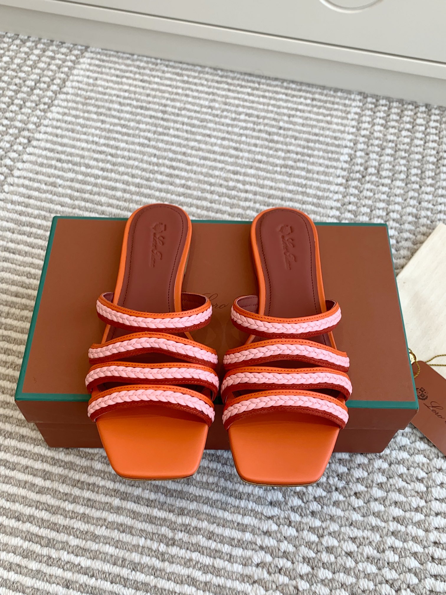 NO:164695,Loro Piana LP Sprightly Charms series sandals/Roman sandals Sprightly Charms sandals | Show new ideas with square toe and heel, the upper uses the same color of strong technology wire, decorated with rich embroidery details. Paired with bright color garments, make the slippers more youthful. Materials and original cowhide, cowhide inner and footbed imported genuine leather outsole size 35-42 (35/41/42 custom made without return or exchange), slippers, loro pigana, loro pigana, sandals, slippers, cowhide, Leather soles19860909批 代购级【Loro Piana】LP Sprightly Charms系列凉拖鞋/罗马凉鞋 Sprightly Charms 凉鞋 | 以方形鞋头和鞋跟展现全新创意,鞋面使用同色的强韧科技线材,饰以丰富的刺绣细节.搭配明艳配色成衣让拖鞋更具年轻气息. 材质面料原版牛皮,牛皮内里及垫脚 进口真皮大底 码数35-42（35/41/42定做不退换）,拖鞋,loro piana,loro piana,sandals,slippers,cowhide,Leather soles,Women's Shoes