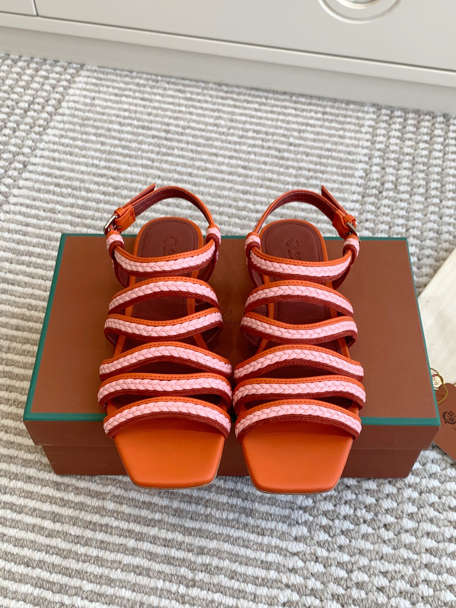 NO:164681,Loro Piana LP Sprightly Charms series sandals/Roman sandals Sprightly Charms sandals | Show new ideas with square toe and heels, the upper uses the same color of strong technology wire, decorated with rich embroidery details. Paired with bright color garments, make the slippers more youthful. Materials and original cowhide, cowhide inner and footbed imported genuine leather outsole size 35-42 (35/41/42 custom made without return or exchange), sandals, loro pigana, loro pigana, sandals, slippers, cowhide, Leather soles19860909批 代购级【Loro Piana】LP Sprightly Charms系列凉拖鞋/罗马凉鞋 Sprightly Charms 凉鞋 | 以方形鞋头和鞋跟展现全新创意,鞋面使用同色的强韧科技线材,饰以丰富的刺绣细节.搭配明艳配色成衣让拖鞋更具年轻气息. 材质面料原版牛皮,牛皮内里及垫脚 进口真皮大底 码数35-42（35/41/42定做不退换）,凉鞋,loro piana,loro piana,sandals,slippers,cowhide,Leather soles,Women's Shoes