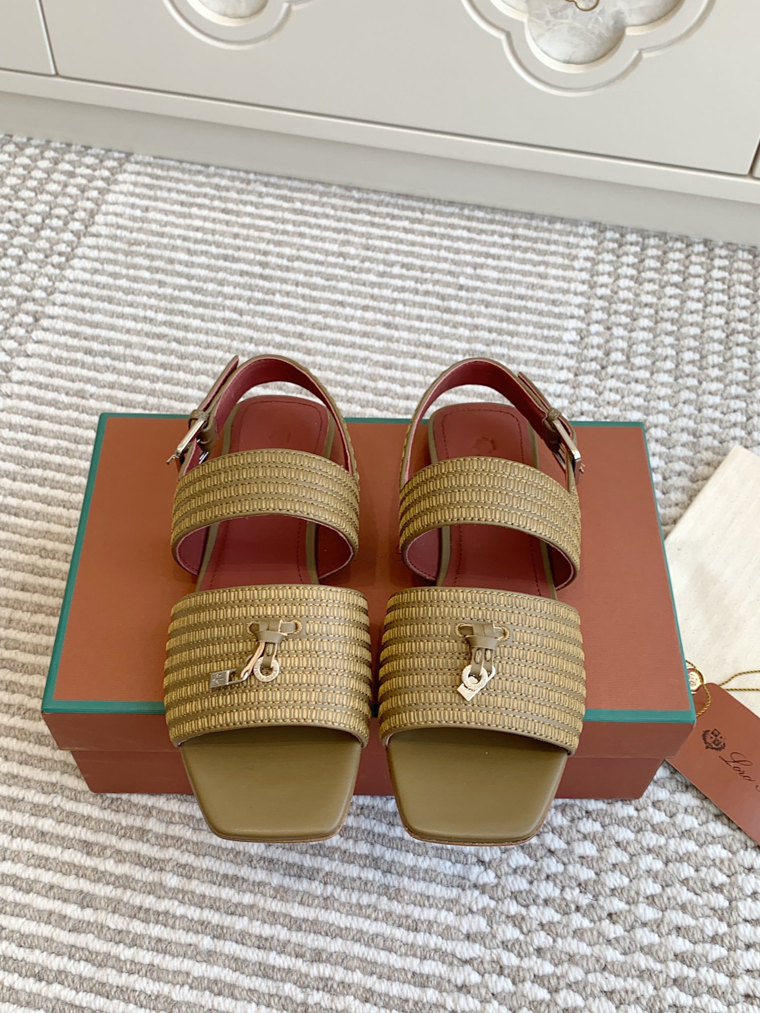 NO:164687,Loro Piana LP Sprightly Charms series sandals/Roman sandals Sprightly Charms sandals | Show new ideas with square toe and heels, the upper uses the same color of strong technology wire, decorated with rich embroidery details. Paired with bright color garments, make the slippers more youthful. Materials and original cowhide, cowhide inner and footbed imported genuine leather outsole size 35-42 (35/41/42 custom made without return or exchange), sandals, loro pigana, loro pigana, sandals, slippers, cowhide, Leather soles19860909批 代购级【Loro Piana】LP Sprightly Charms系列凉拖鞋/罗马凉鞋 Sprightly Charms 凉鞋 | 以方形鞋头和鞋跟展现全新创意,鞋面使用同色的强韧科技线材,饰以丰富的刺绣细节.搭配明艳配色成衣让拖鞋更具年轻气息. 材质面料原版牛皮,牛皮内里及垫脚 进口真皮大底 码数35-42（35/41/42定做不退换）,凉鞋,loro piana,loro piana,sandals,slippers,cowhide,Leather soles,Women's Shoes