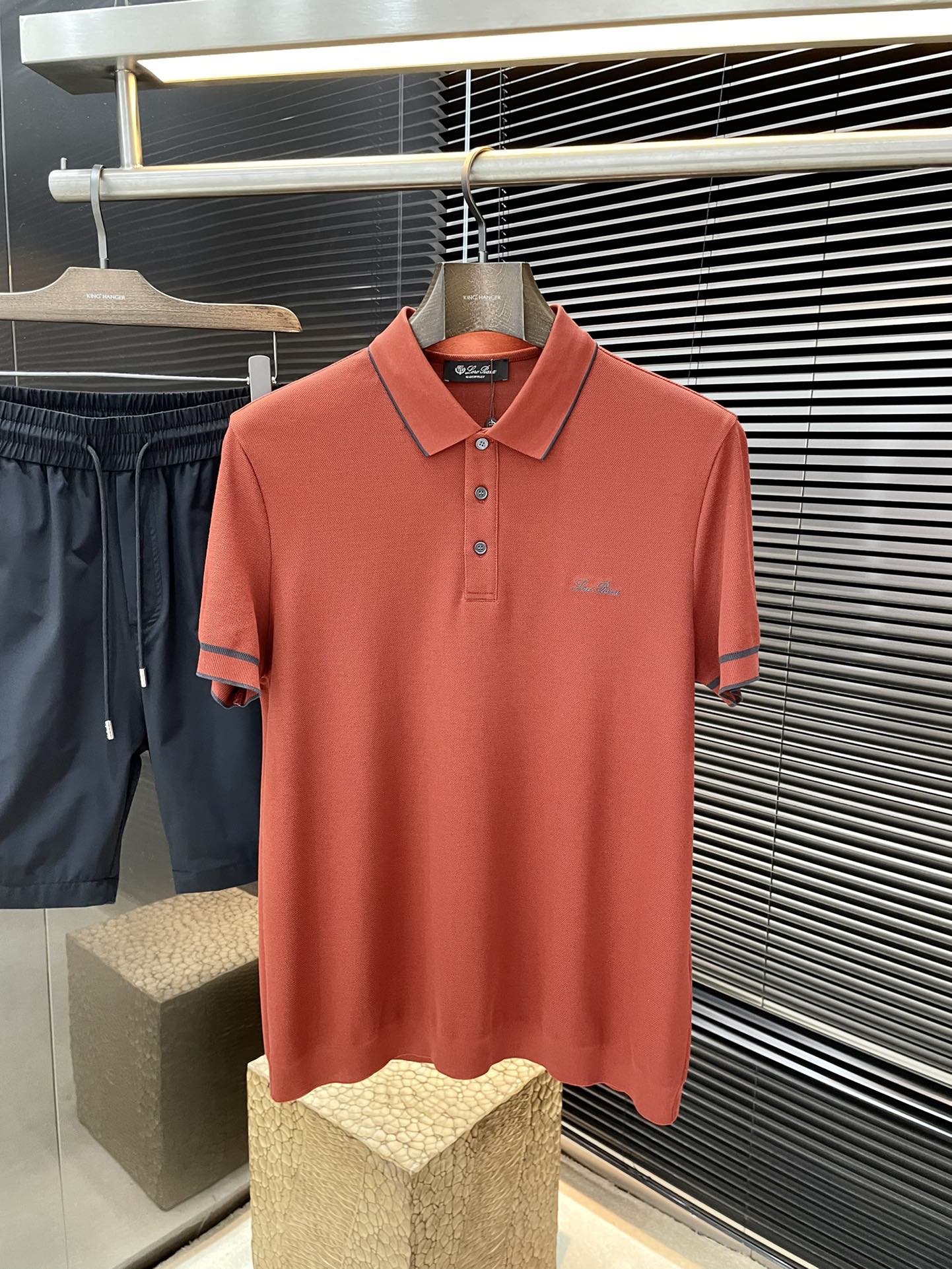 NO:117856,Loro Piana (Nuoyou Pianya) has the latest POLO short sleeves in spring and summer 2025, using the latest viscose fabric, which is resistant to washing and not easy to fade, has a soft feel and soft and comfortable composition. Classic design style, special customization, simple cutting and splicing, reflecting the extraordinary craftsmanship of workers, full of high-end and fashionable feeling!  The style is quite good at casual and versatile. Size M-3XL, loro piana, T-shirt, alexander wang19860909Loro Piana（诺悠翩雅）2025年春夏最新款POLO短袖,采用最新粘纤面料,耐水洗不易掉色,手感柔软、成分柔软舒适 经典设计风格 特殊定制 简单的裁剪方式拼接,体现出工人不凡的工艺,高端时尚感十足！版型相当赞休闲百搭款.尺码M-3XL,,loro piana,T-shirt,alexander wang,Men's clothing