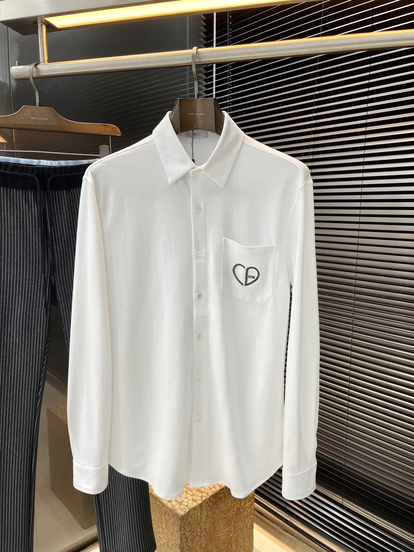 NO:117857,Dior- (Dior) Spring 2025 new product, same style as celebrities. While reinterpreting classic elements, the latest trendy accessories are favored by fashion people. The simple style makes you more personalized, and the cotton fabric shows an elegant and gentlemanly style. The special shirt fabric presents you with a different hi-tail shirt. It is soft and skin-friendly, with a smooth and delicate touch, straight dress, and a SLIM FIT tailored. It is absolutely crisp and handsome!  It is a slim style. It is a good choice for versatile daily or business occasions. It is high-quality, perfect and handsome in business and casual!  Size M-XXL, dior, dior,shirts,alexander wang19860909Dior-（迪奥）2025春季新品 明星同款 重新诠释经典元素的同时,最新潮流配饰 时尚人士的青睐 简约的风格令您更具个性,棉面料展现典雅绅士风范.特殊的衬衫面料为你呈现不一样的高定衬衣 绵软亲肤,手感柔滑细腻,穿着笔挺,剪裁属于SLIM FIT 绝对挺括帅气的版型！属于修身款式 百搭日常或者商务场合都是很好的选择,高品质的,商务休闲完美帅气驾驭！尺码M一XXL,,dior,dior,shirts,alexander wang,Men's clothing