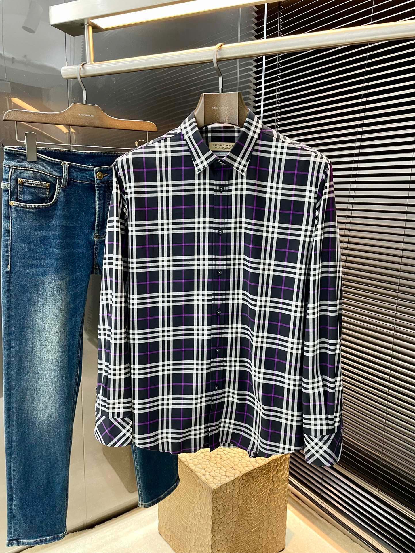 NO:117858,Burberry- (Burberry) Spring 2025 new product. While reinterpreting classic elements, the latest trendy accessories are favored by fashion people. The simple style makes you more personalized, and the special fabrics show an elegant and gentlemanly style. The special cotton shirt fabric presents you with a different hi-tail shirt. It is soft and skin-friendly, with a smooth and delicate touch, straight dress, and a SLIM FIT tailored. It is absolutely crisp and handsome!  It is a slim style. It is a good choice for versatile daily or business occasions. It is high-quality, perfect and handsome in business and casual!  Size 48-56, Burberry, Burberry, Shirts, Alexander wang19860909Burberry-（巴宝莉）2025春季新品 重新诠释经典元素的同时,最新潮流配饰 时尚人士的青睐 简约的风格令您更具个性,特殊面料展现典雅绅士风范.特殊棉衬衫面料为你呈现不一样的高定衬衣 绵软亲肤,手感柔滑细腻,穿着笔挺,剪裁属于SLIM FIT 绝对挺括帅气的版型！属于修身款式 百搭日常或者商务场合都是很好的选择,高品质的,商务休闲完美帅气驾驭！尺码48-56,,burberry,burberry,shirts,alexander wang,Men's clothing