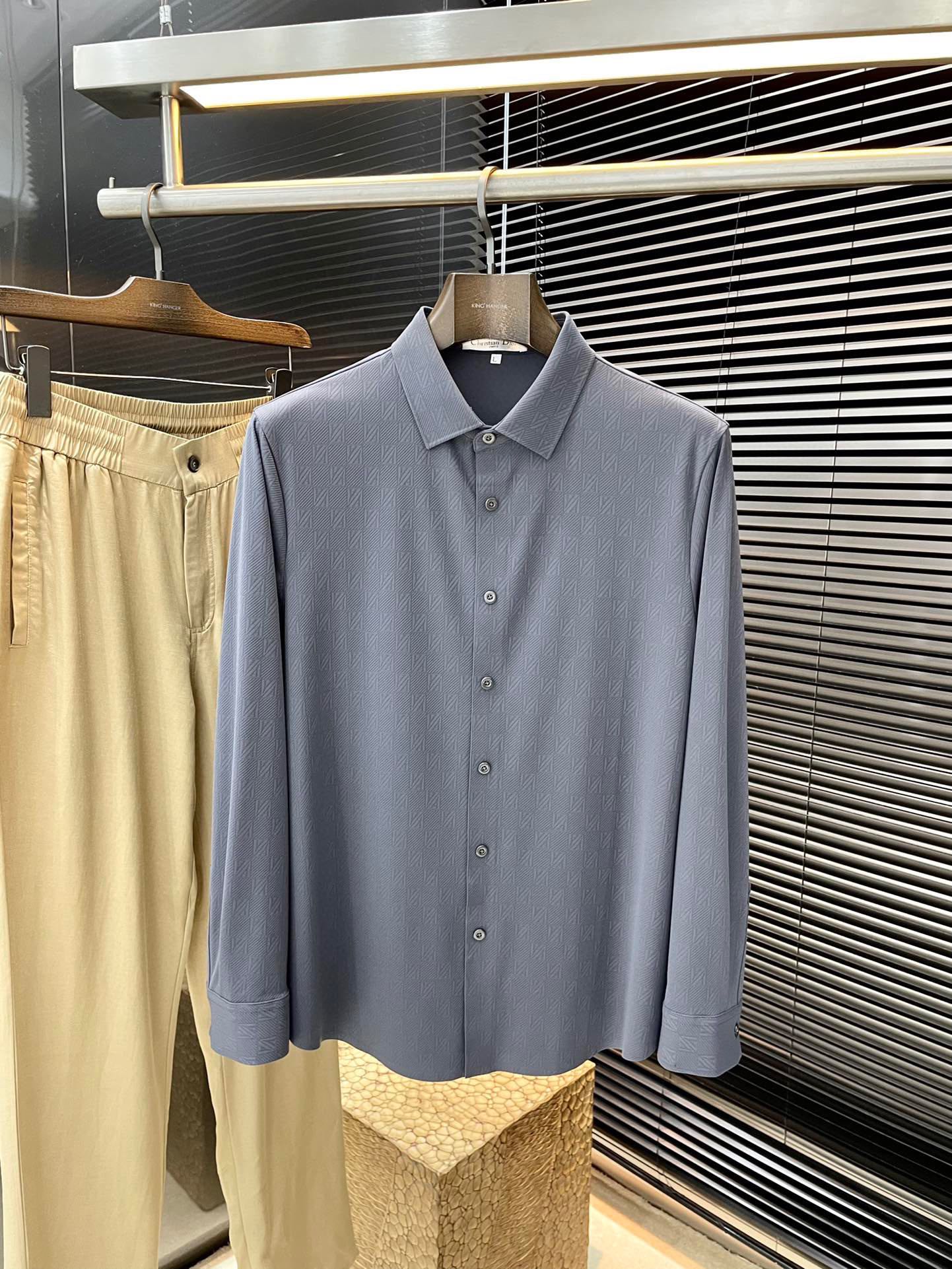 NO:117859,Dior-2025 spring new product. While reinterpreting classic elements, the latest trendy accessories are favored by fashion people. The simple style makes you more personalized, and the special golden fabric shows an elegant and gentlemanly style. Special 1 golden fabric presents you with a different quintessential shirt. It is soft and skin-friendly, with a smooth and delicate touch, straight dress, and a SLIM FIT cut. It is absolutely crisp and handsome!  It is a slim style. It is a good choice for versatile daily or business occasions. It is high-quality, perfect and handsome in business and casual!  Size 48-56 Shipping the next day, Dior, Dior, Shirts, Alexander wang19860909Dior-（迪奥）2025春季新品 重新诠释经典元素的同时,最新潮流配饰 时尚人士的青睐 简约的风格令您更具个性,特殊锦氨面料展现典雅绅士风范.特殊1锦氨衬衫面料为你呈现不一样的高定衬衣 绵软亲肤,手感柔滑细腻,穿着笔挺,剪裁属于SLIM FIT 绝对挺括帅气的版型！属于修身款式 百搭日常或者商务场合都是很好的选择,高品质的,商务休闲完美帅气驾驭！尺码48-56 隔天出货,,dior,dior,shirts,alexander wang,Men's clothing