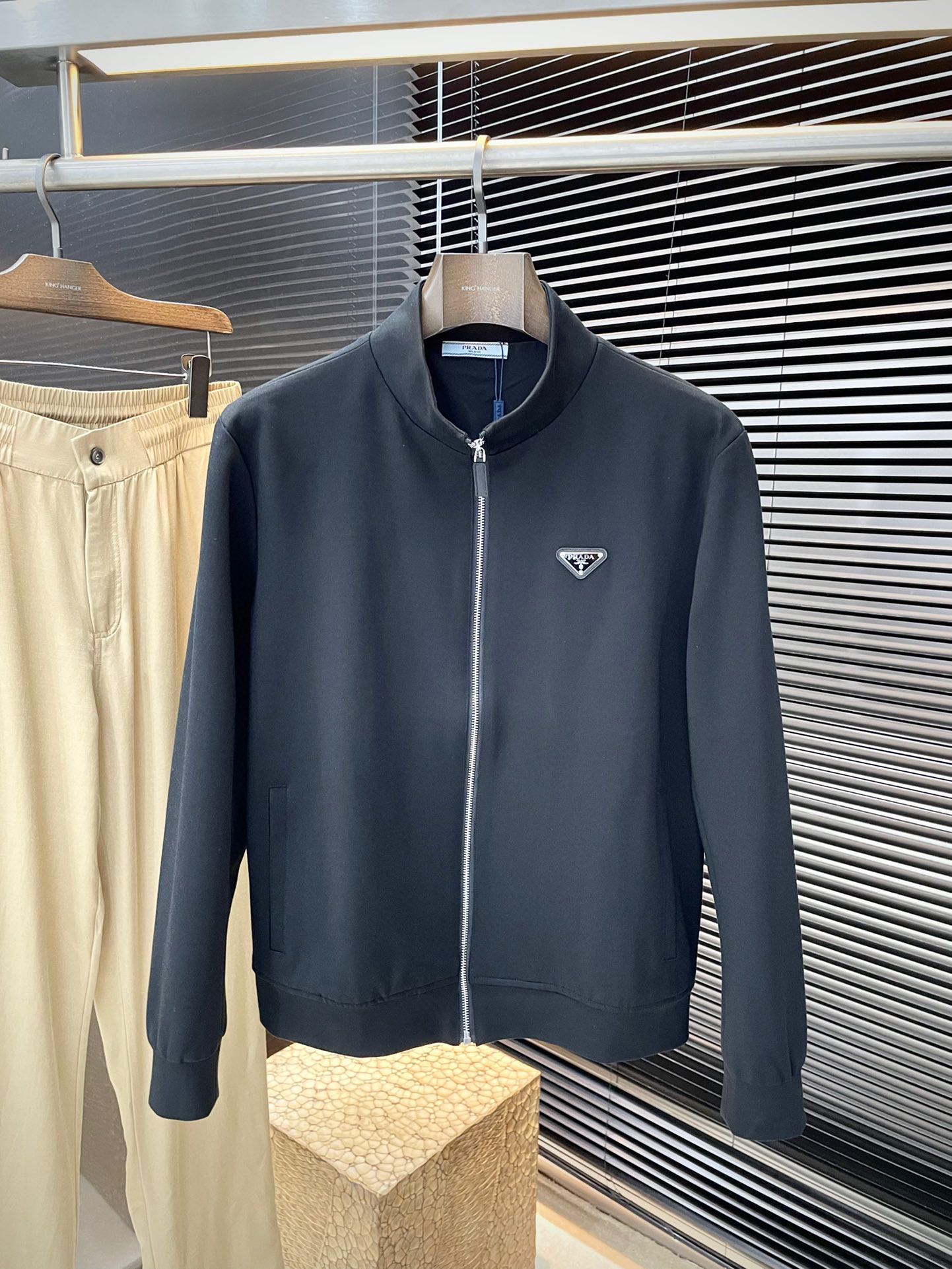 NO:117860,PRADA- (Prada) big recommendation!  New products for spring 2025 Simple and elegant jacket Imported original high-quality polyester fiber fabric, the sag and luster are definitely breathable, the embossed design, the style is more youthful and energetic, the turning work is neat and flat, all hardware accessories are customer-supplied top-grade accessories, and it is obvious that it is high-end fabric. This fabric is a good product from regular manufacturers, without any picky places. This jacket is often worn and has strong practicality. Size M-3XL, prada, prada, jackets & coats, jackets & coats, alexander wang19860909PRADA-（普拉达）重磅推荐！2025春季新品 简约大方夹克 进口原版高品质聚脂纤维面料,垂度和光泽绝对是提气,压花设计 款式更显青春活力,车工走线整齐平整,所有五金附料都是客供带logo顶级配件 一看就是高档的面料 这种面料都是定织的 正规大厂途径出来的好货,无任何有挑剔的地方 这样的一件外套属于常备常穿的,实用性很强.尺码M-3XL,,prada,prada,jackets & coats,jackets & coats,alexander wang,Men's clothing