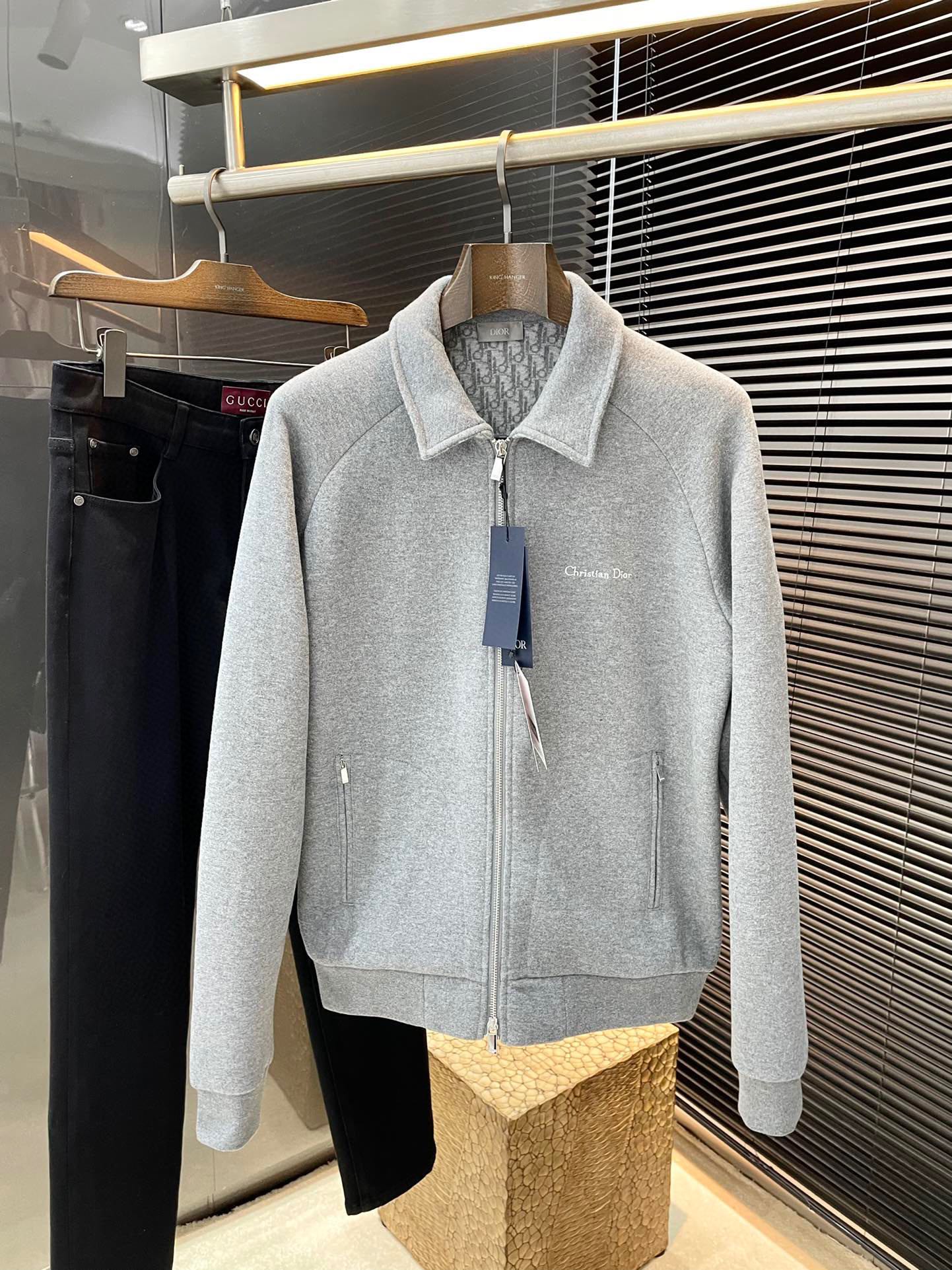 NO:118935,Dior-2025 spring new lapel jacket jacket, this jacket is made of imported high-density Tencel Galaiserga knitted fabric, the whole model is made of jacquard on the surface, which feels very skin-friendly and comfortable and feels very delicate to the touch. The zipper opening and closing, the two side pockets are zippered, and the front chest is equipped with D-home classic embroidered logo. The style is novel and unique, and the lapel design can better highlight the fashionable style of men. It is a must-choose product in the wardrobe, and it is highly recommended!  Color Gray Size S M L XL,,dior,dior,dior,jackets & coats,jackets & coats,alexander wang19860909Dior-（迪奥）2025春新款翻领夹克外套,这款外套采用进口高密度天丝加莱赛尔加针织面料,整款采用面净色底提花制作,手感极为亲肤舒适 摸上去非常的细腻.拉链开合,两个侧袋配有拉链,前胸配有D家经典绣花标志,款式新颖独特,翻领设计更能彰显男士时尚风范.是衣橱中的必选品,强烈推荐！ 颜色 灰色 尺码S M L XL,,dior,dior,dior,jackets & coats,jackets & coats,alexander wang,Men's clothing