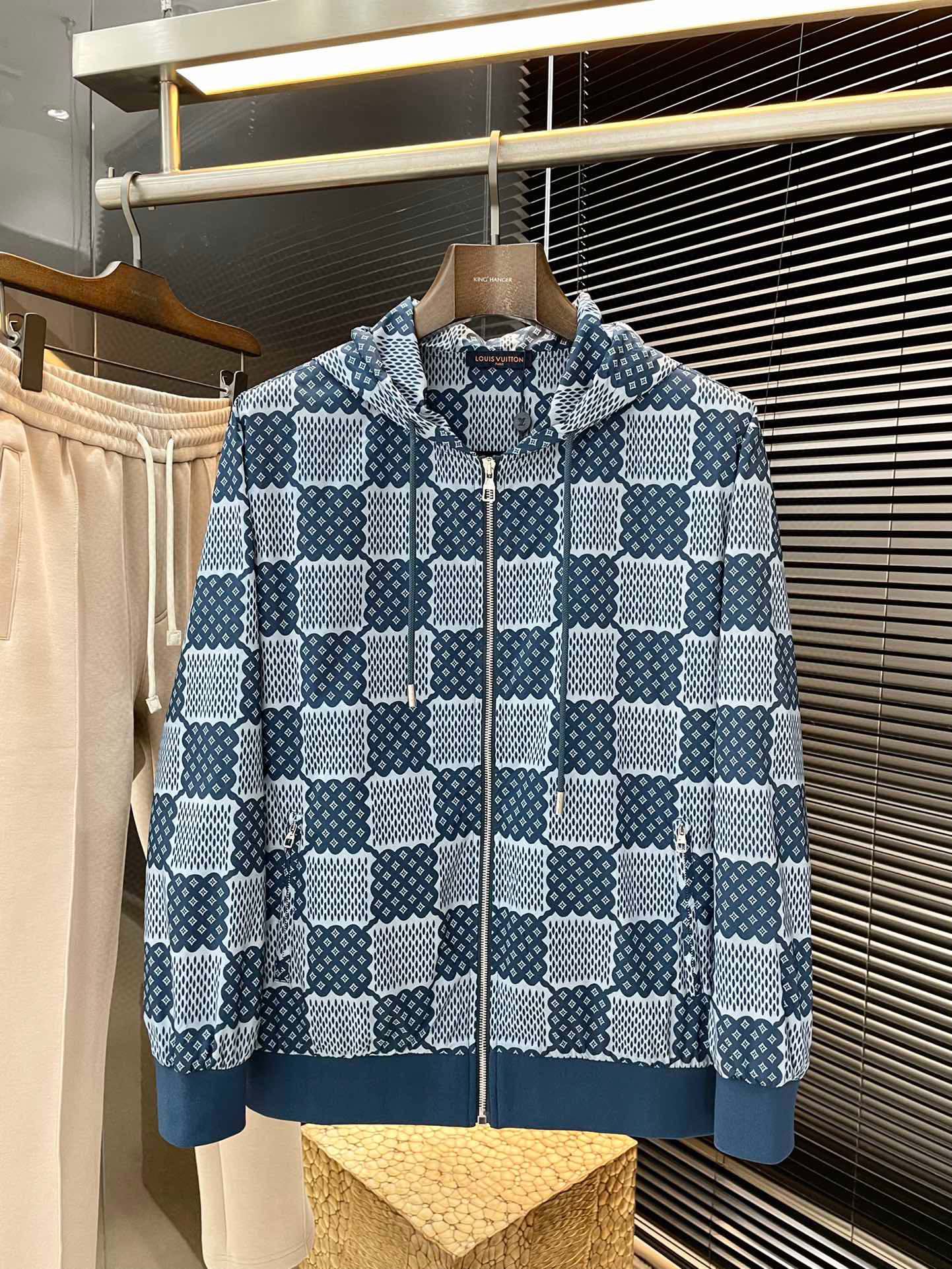 NO:117861,LOUIS VUITTON (Louis Vuitton) is a major recommendation!  2025 spring new product, simple and elegant jacket, imported original high-quality polyester fiber fabric, sag and luster are definitely refreshing, printed and floral design, the style is more youthful and energetic, the turning work is neat and flat, all hardware accessories are customer-supplied top-grade accessories, and it is obvious that it is high-end fabric. This fabric is a good product from regular manufacturers, without any picky places. This jacket is often worn and has strong practicality. Size M-3XL,, louis vuitton, louis vuitton, jackets & coats, jackets & coats, alexander wang19860909LOUIS VUITTON（路易威登）重磅推荐！2025春季新品 简约大方夹克 进口原版高品质聚脂纤维面料,垂度和光泽绝对是提气,印l花设计 款式更显青春活力,车工走线整齐平整,所有五金附料都是客供带logo顶级配件 一看就是高档的面料 这种面料都是定织的 正规大厂途径出来的好货,无任何有挑剔的地方 这样的一件外套属于常备常穿的,实用性很强.尺码M-3XL,,louis vuitton,louis vuitton,jackets & coats,jackets & coats,alexander wang,Men's clothing