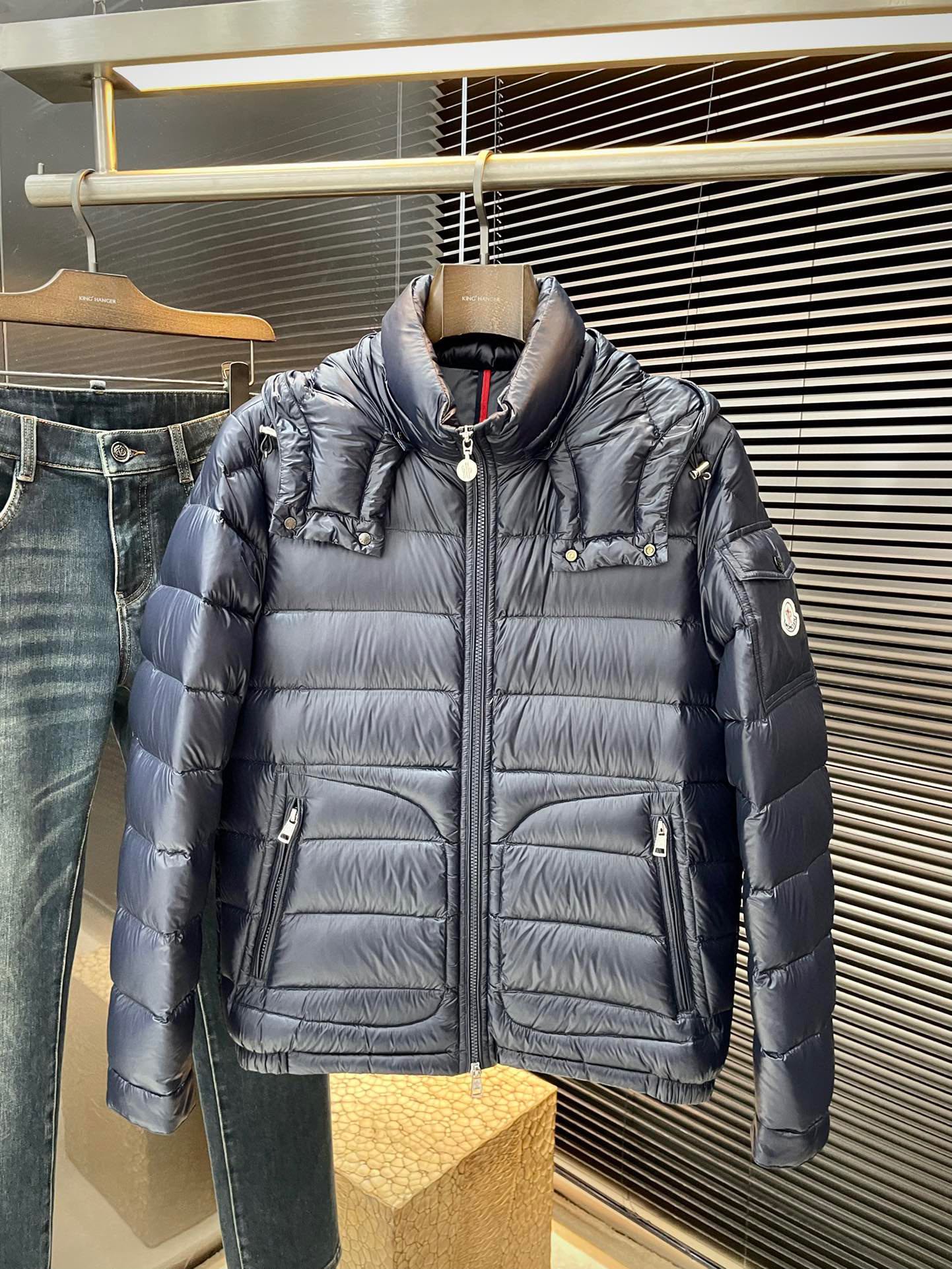 NO:117863,Moncher- (Shirt) Winter Clothing Series Create a handsome man and show off his masculine temperament Simple and fashionable commuter down jacket Top imported waterproof material fabrics Very soft texture Comfortable and comfortable skin, delicate and smooth texture Super good version Super stylish and handsome upper body The down jacket feels like a layer of top-grade down duvet is warm and comfortable The design is a simple three-dimensional cut design, which simply adds points to the whole piece of clothing, the whole piece is warm and fluffy, National Standard 90 white duck down filling, good rebound, can rebound immediately after compression, very light, delicate and soft, the better the down, the lighter the lower the volume, but the larger the fluffy, fluffy and light, the upper body is warm and stylish, without a weight-bearing feeling, very strong wearability, not bloated, can prevent the invasion of cold wind!  The first choice for high quality. You can compare the details. Fabrics. You will know what level of goods we sell!  Size 1 2 3 4 5,,Moncler,down jacket,alexander wang19860909Moncher-（蒙口）冬装系列 打造帅气型男 彰显男士气质 简约时尚通勤羽绒服 顶级进口防水材料面料 质感很轻柔 贴肤都舒适 细腻顺滑质感 超级好版型 上身超级有型的帅气 羽绒服就感觉包裹了一层顶级的羽绒被 温暖而舒适 版型是立体裁剪的设计简约款 简直给整件衣服加分,整件保暖蓬松度高 国标90白鸭绒填充 回弹力好 压缩后能马上立马回弹起来 非常轻盈 细腻柔软 越好的绒是越轻 但是体积蓬松越大的 蓬松轻盈 上身保暖有型 又不会有负重感 实穿性非常强 不显臃肿 可以很好的防止寒风侵袭！高品质首选 大家到时比一比细节 面料 做你就知道我们卖的是什么级别的货色了！尺码1 2 3 4 5,,Moncler,down jacket,alexander wang,Men's clothing