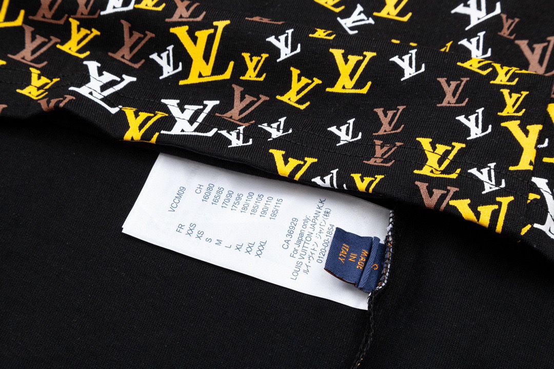 路易威登/Louis Vuitton 夏季新品满幅小字母英文印花圆领短袖T恤