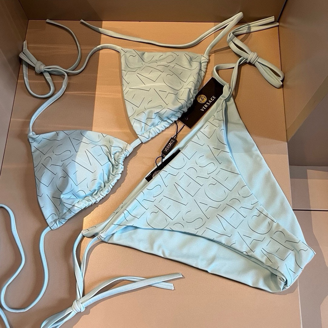 NO:302547,Versace VERSACE new one-piece swimsuit suitable for a variety of scenes♀Seaside, swimming pool, hot spring, water park, rafting can be worn inside, one-piece design covers the flesh and looks tall, and the belly is a little fleshy will not affect our beautiful beauty. The back design reveals beautiful back S M L XL swimsuits, swimsuits, swimsuits, bikinis, versace, versace, swimsuits, bikinis19860909范思哲VERSACE新款连体泳衣 适合多种场景的游泳衣♀海边 游泳池 温泉 水上乐园 漂流都可以内搭也完全可以 连体设计遮肉显高挑 腹部有点肉肉也不影响咱美美的 背面设计大露美背S M L XL泳衣泳裤比基尼,泳衣，泳裤，比基尼,versace,versace,swimsuits,bikinis,accessory