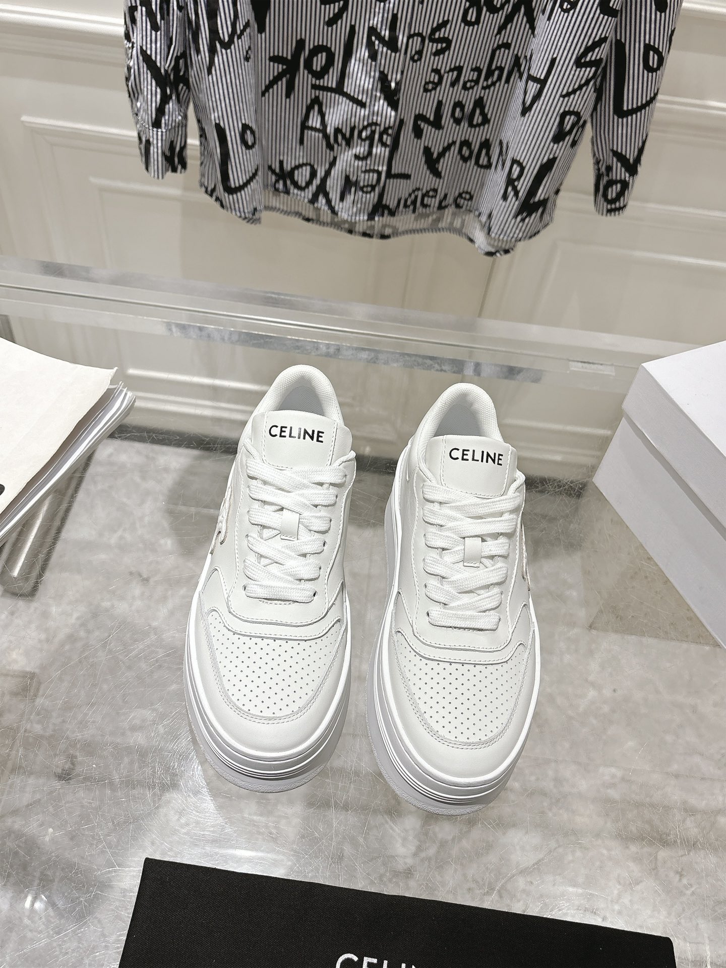 NO:165478,CELINE 25 spring and summer new casual shoes CNY BLOCK thick-soled sneakers, this season's sports and casual shoes are refreshing, both from the splicing of the contour partitions of the last, the brand LOGO is echoed by the front and rear, and the edges of the large sole are obviously decorated with Celine letters, all of which show the brand elements, upper cowhide, TPU private model outsole size women's size 35-40, casual shoes/sports shoes, celine, sneakers, cowhide19860909CELINE 思琳 25春夏新品走秀款休闲鞋 CNY BLOCK厚底运动鞋、这一季运动休闲鞋无论从楦型的轮廓隔板的拼接都让人耳目一新、前后品牌LOGO相呼应、大底边位明显Celine字母点缀、无不彰显品牌元素、鞋面牛皮、TPU私模大底 码数女码 35-40,休闲鞋/运动鞋,celine,sneakers,cowhide,Women's Shoes