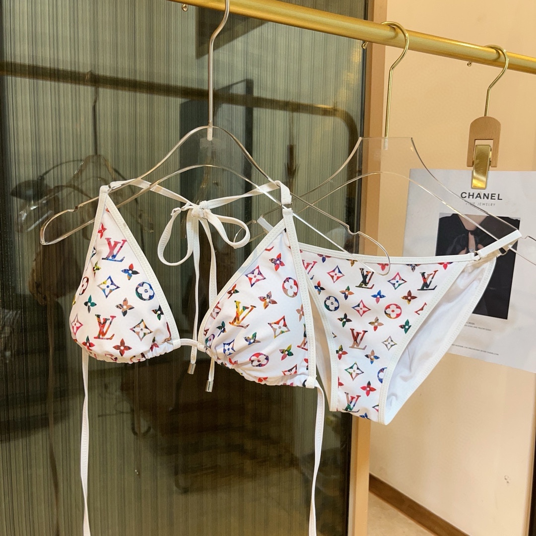 NO:302563,Lv classic bikini suitable for swimsuits in many scenarios♀Seaside, swimming pool, hot spring, water park, rafting can be worn inside and outside, and the fabric is breathable and comfortable. Quick-drying elastic swimsuits are more easy to clean. Swimming suits are more easy to clean. Swimming suits, swimsuits, swimsuits, bikinis, louis vuitton, swimsuits, bikinis19860909Lv经典比基尼适合多种场景的游泳衣♀海边 游泳池 温泉 水上乐园 漂流都可以内搭外穿也完全可以 面料透气舒适.速干弹性的游泳衣更加帖肤易清洗泳衣泳裤比基尼,泳衣，泳裤，比基尼,louis vuitton,swimsuits,bikinis,accessory