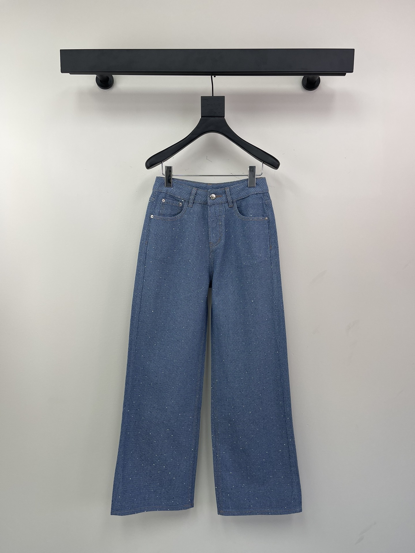 NO:307495,Chane* Xiaoxiang 25 new old Qian style straight braided jeans. It uses the latest element style - soft big brand fabrics to design such a unique old Qian style casual pants. Grained visual effect. Latest fabrics, metal products decoration. Fashionable and versatile, and temperament!  SML A, chanel, jeans, alexander wang19860909Chane*小香25新款老钱风直筒编织料牛仔裤.采用最新元素风- 柔软大牌面料 设计出一条如此与众不同的老钱风休闲裤.颗粒感视觉效果 最新面料 金属制品装饰.时尚百搭 气质感拿捏！SML A,,chanel,jeans,alexander wang,Women's clothing