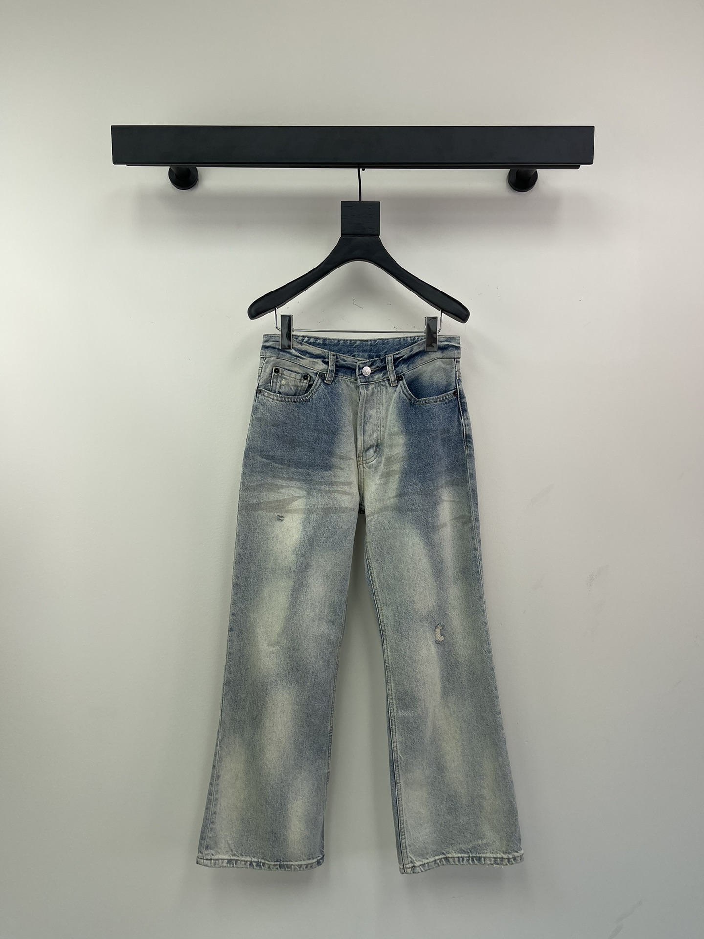 NO:308061,Acne*25 early spring new model is available!  Ac retro, loose high waist wide-leg ripped jeans, waist-length leather brand brand logo, old-fashioned American style, can be worn all year round~ the upper body is super cool and handsome, it looks great with any item, customized hardware accessories, buttons and logo!  Size S, acne studios, jeans, alexander wang19860909Acne*25早春新款上新！Ac复古做旧宽松高腰阔腿破洞牛仔裤 腰围皮牌品牌标识 做旧复古美式style 一年四季都可以穿~上身超酷帅的 搭配任何单品都很好看 定制五金配件,纽扣饰有logo！尺码S,,acne studios,jeans,alexander wang,Women's clothing