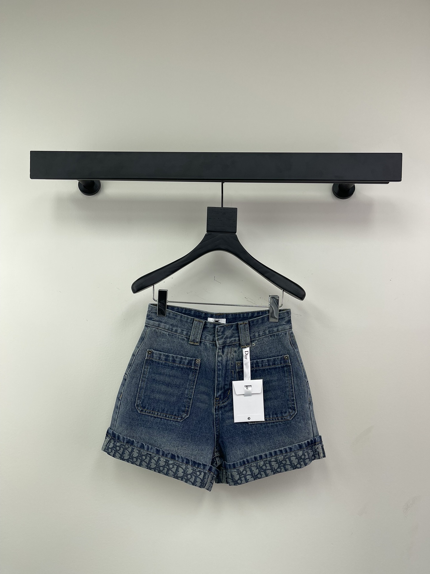 NO:308065,Dio*25 early spring new product series fashionable high-end gradient printed curly denim shorts, hiding flesh on the upper body and making you look slimming. Any leg shape can be easily controlled. The gradient washing process creates a sense of layering. The autumn and winter combination is fashionable and trendy. Customized jacquard presbyterian denim fabric, curly design, and customized leather cards!  Color: Blue Size: SML,,dior,shorts,alexander wang19860909Dio*25早春新品系列时髦高级渐变印花卷边牛仔短裤,上身藏肉又显瘦 任何腿型都能轻松驾驭 渐变的洗水工艺打造出层次感 秋冬搭配时髦又潮流 定制内提花老花牛仔面料,卷边设计,定制皮牌！ 颜色: 蓝色 尺码: SML,,dior,shorts,alexander wang,Women's clothing