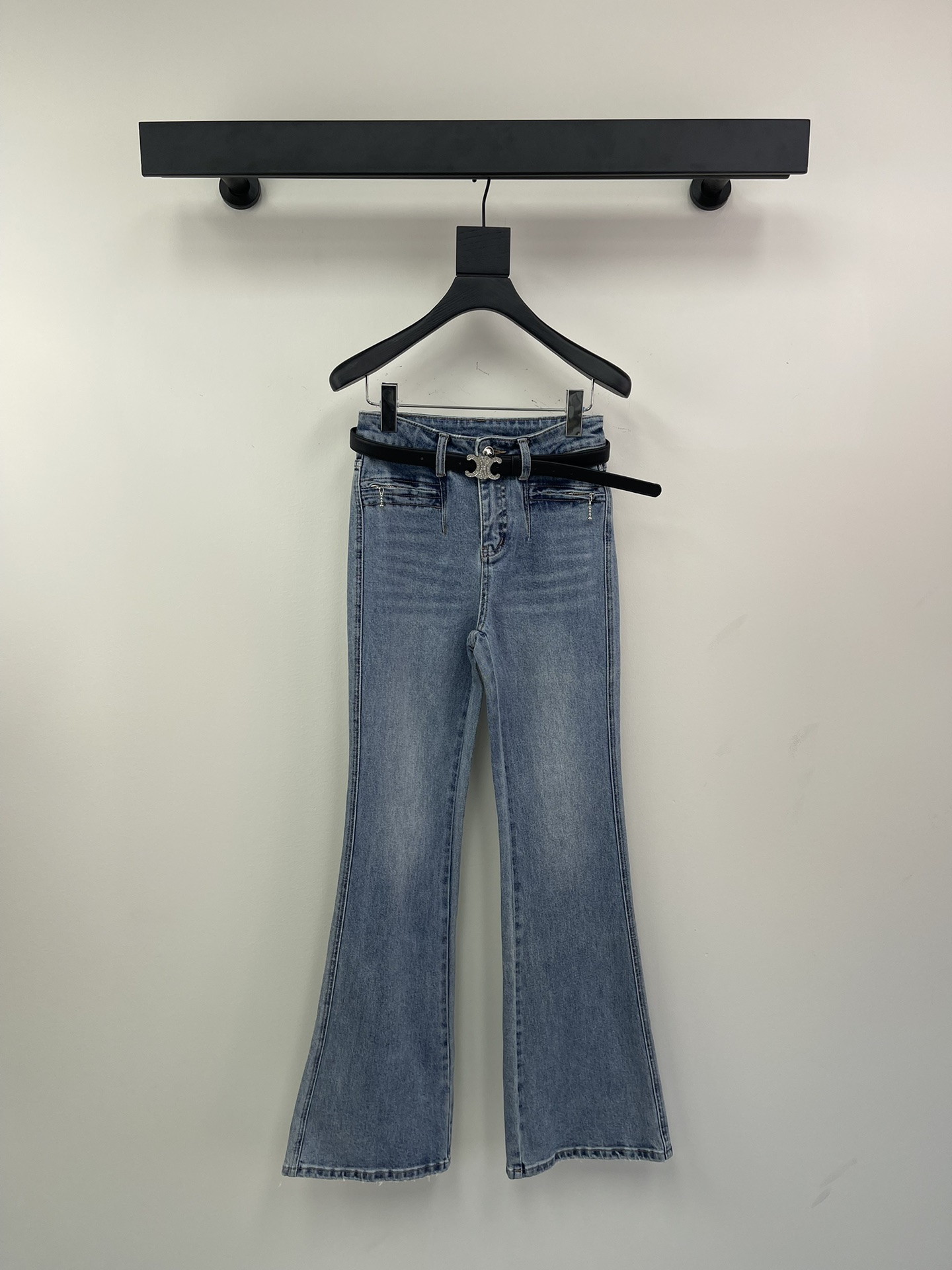 NO:307489,Celin*25 new goddess same style of micro-flare jeans [with belt] This jeans are made of high-quality fabrics, fit the skin, and are as comfortable as the second layer of skin. The crisp style and personalized design are combined with exclusive small decorations, making you the most unique existence. Whether it is a trendy frontline or daily leisure, it can make your matching full of innovation. Create your exclusive style and show your personality. SML A, celine, jeans, alexander wang19860909Celin*25新款女神同款微喇牛仔裤【配腰带】这款牛仔裤选用优质面料,贴合肌肤,如同第二层皮肤般舒适.挺括的版型与个性的设计相结合,专属小装饰,让你成为最独特的存在.无论是潮流前线还是日常休闲,它都能让您的搭配充满新意.打造你的专属风格,尽情展现个性.SML A,,celine,jeans,alexander wang,Women's clothing