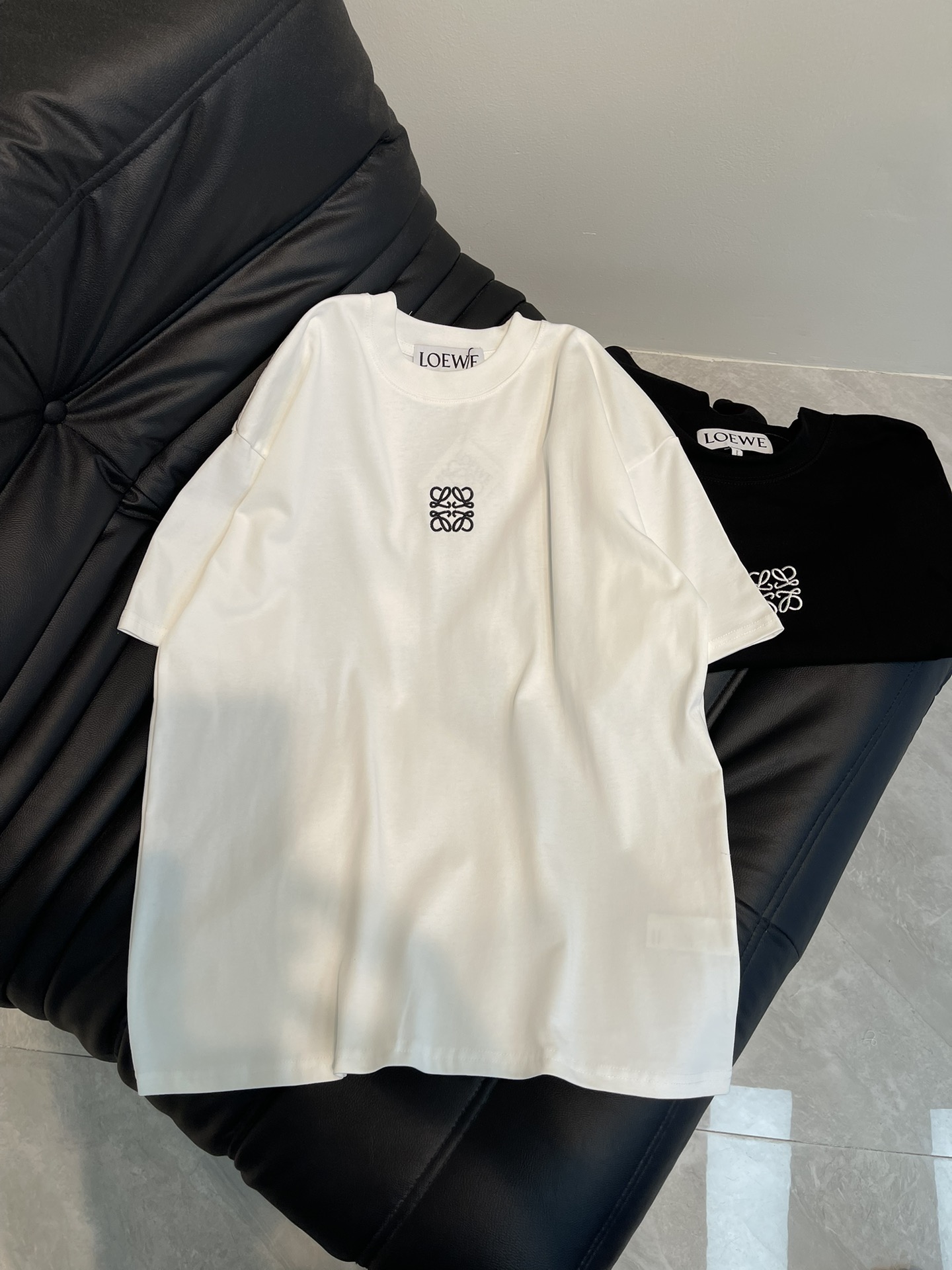 NO:307039,Loew*25 new series, chest embroidered logo short-sleeved T-shirt, cotton jersey round neck T-shirt, made of pure cotton high-density imported embroidery, restored one to one, three-standard complete, loose style, same style for men and women Size: XS-L AA,,loewe,T-shirt,tees,t-shirt,alexander wang19860909Loew*25新款系列 胸前刺绣logo短袖T恤,质棉质平纹针织圆领T恤,采用纯棉高克重布料 高密度进口刺绣 还原一比一 三标齐全,宽松版型,男女同款 尺码:XS-L AA,,loewe,T-shirt,tees，t-shirt,alexander wang,Women's clothing