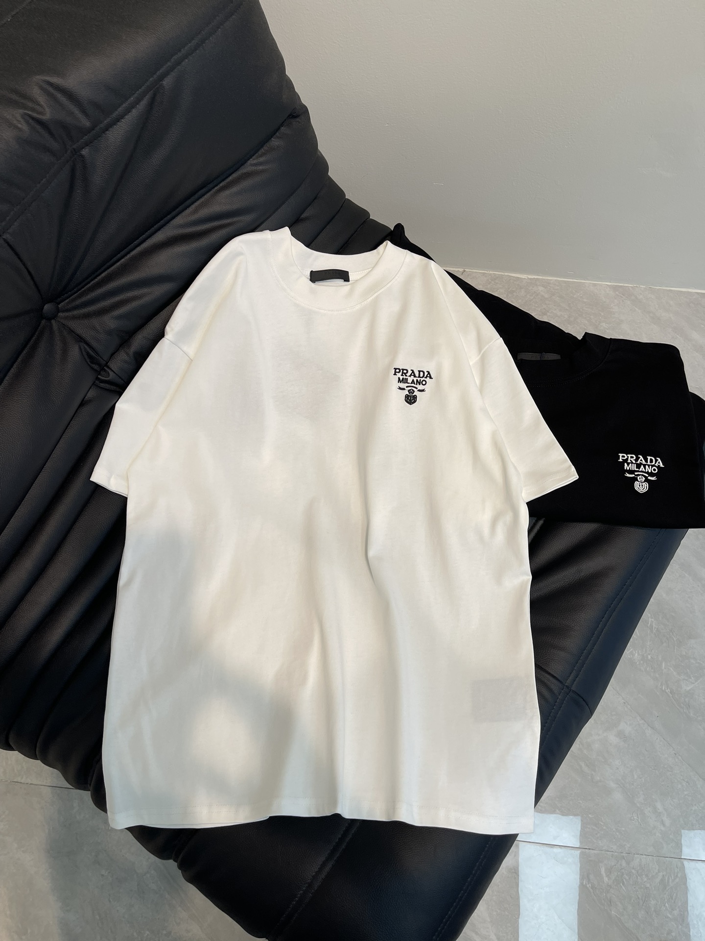 NO:307043,Prad*25 new letter embroidered short-sleeved T-shirt, versatile and classic~ chest embroidery design, complete three-standard, simple and high-end design!  The fabric is thin, soft and high-density knitted fabric~ the skin-friendly feel is great~ the loose style. The same style as men and women!  Size XS-L, prada, T-shirt,tees, t-shirt,alexander wang19860909Prad*25新款字母刺绣短袖T恤 百搭经典~胸前刺绣设计,三标齐全,简约又高级的设计！面料薄而软高密度的针织布~亲肤感巨好~宽松版型.男女同款！ 尺码XS-L,,prada,T-shirt,tees，t-shirt,alexander wang,Women's clothing