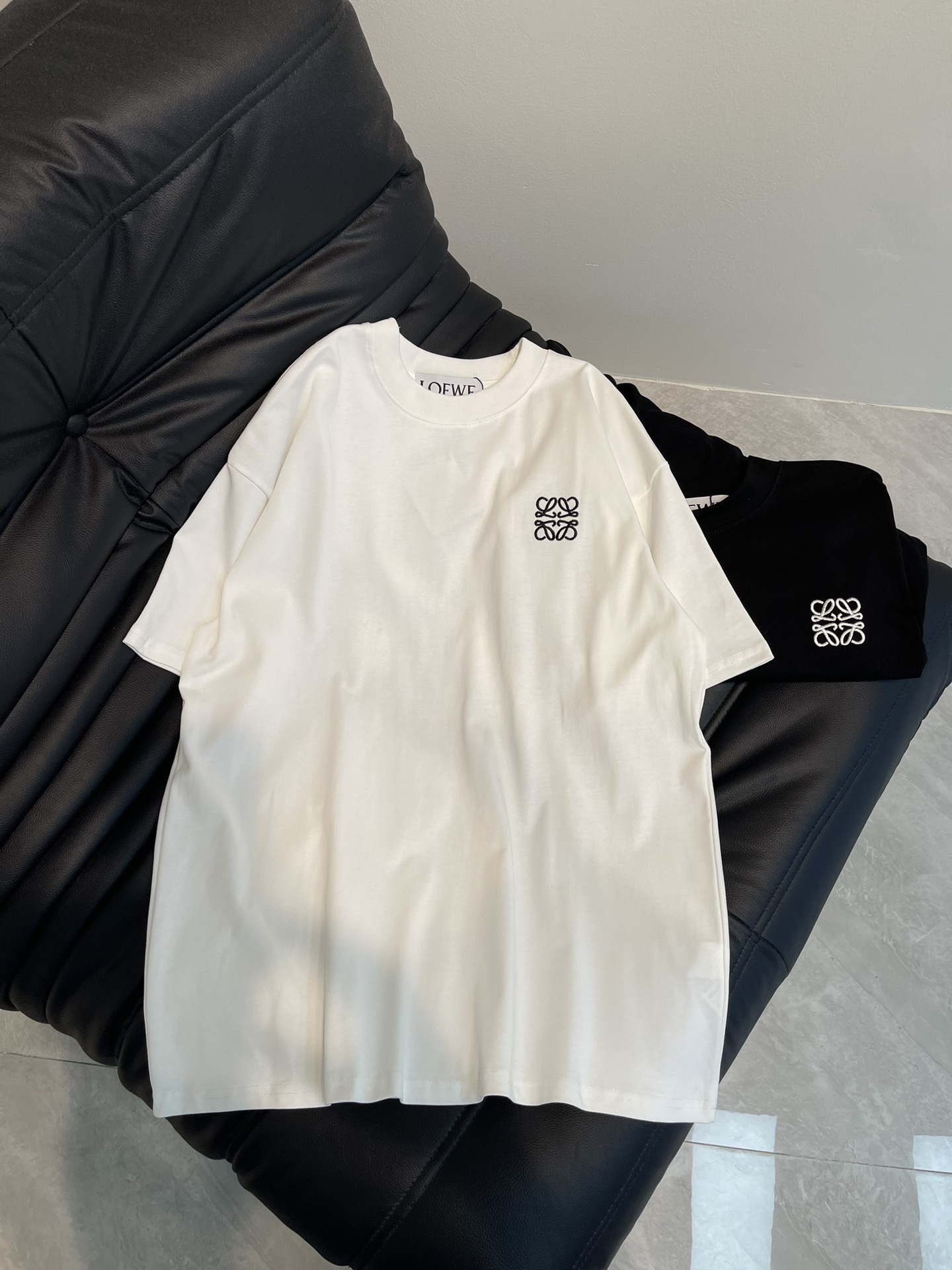 NO:307045,Loew*25 new series, chest embroidered logo short-sleeved T-shirt, cotton jersey round neck T-shirt, made of pure cotton high-density imported embroidery, restored one to one, three-standard complete, loose style, same style for men and women Size: XS-L AA,,loewe,T-shirt,tees,t-shirt,alexander wang19860909Loew*25新款系列 胸前刺绣logo短袖T恤,质棉质平纹针织圆领T恤,采用纯棉高克重布料 高密度进口刺绣 还原一比一 三标齐全,宽松版型,男女同款 尺码:XS-L AA,,loewe,T-shirt,tees，t-shirt,alexander wang,Women's clothing