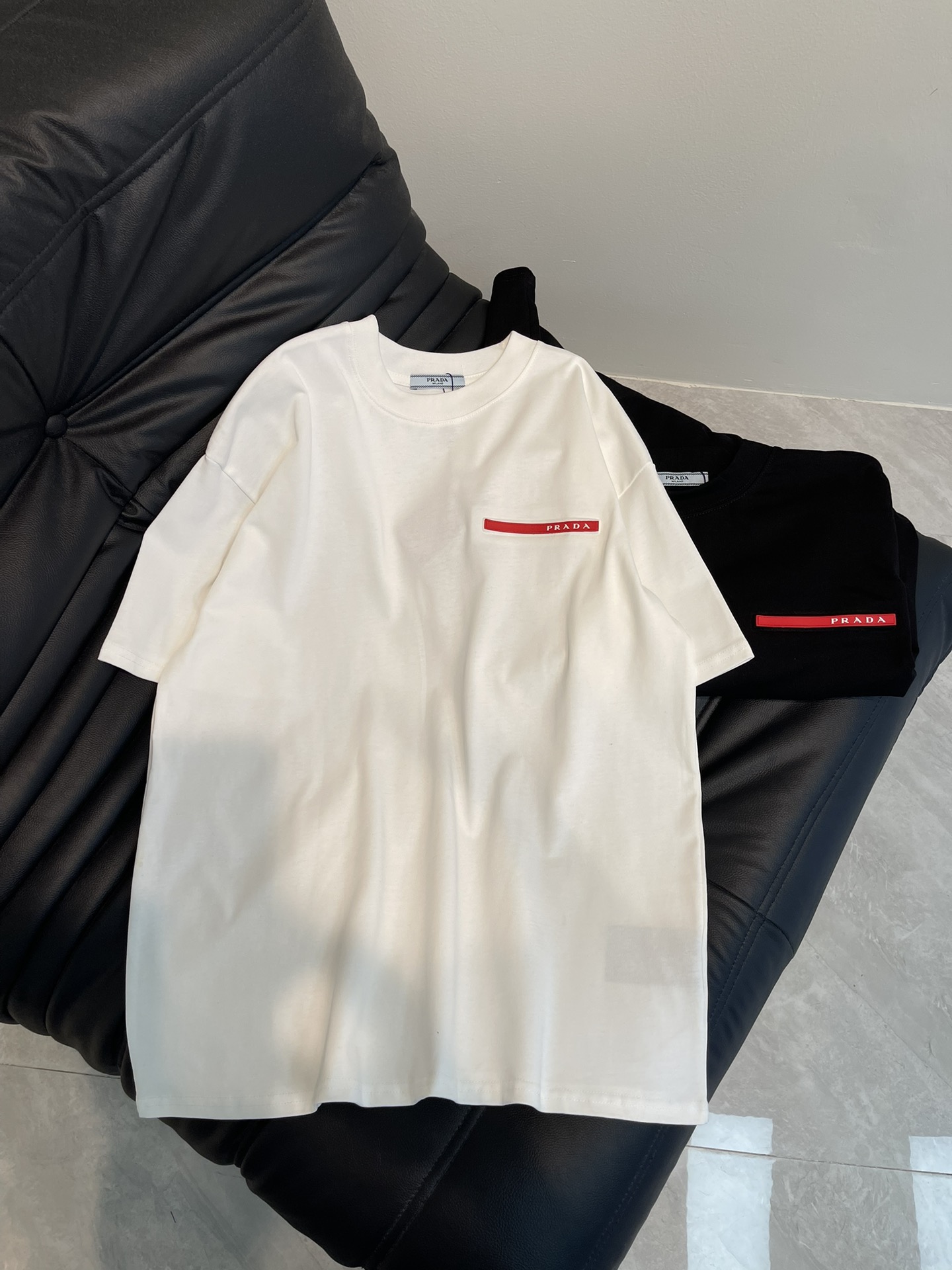 NO:307036,Prad*25 new three-dimensional offset strip letter short-sleeved T-shirt, high-weight pure cotton fabric!  Comfortable, durable and easy to wear, custom letter logo pimp design, loose style, same style for men and women!  Size XS-L, prada, T-shirt,tees, t-shirt,alexander wang19860909Prad*25新款立体胶印条字母短袖T恤,高克重纯棉面料！贴肤舒适,耐看又好穿,定制字母logo皮条设计,宽松版型,男女同款！ 尺码XS-L,,prada,T-shirt,tees，t-shirt,alexander wang,Women's clothing