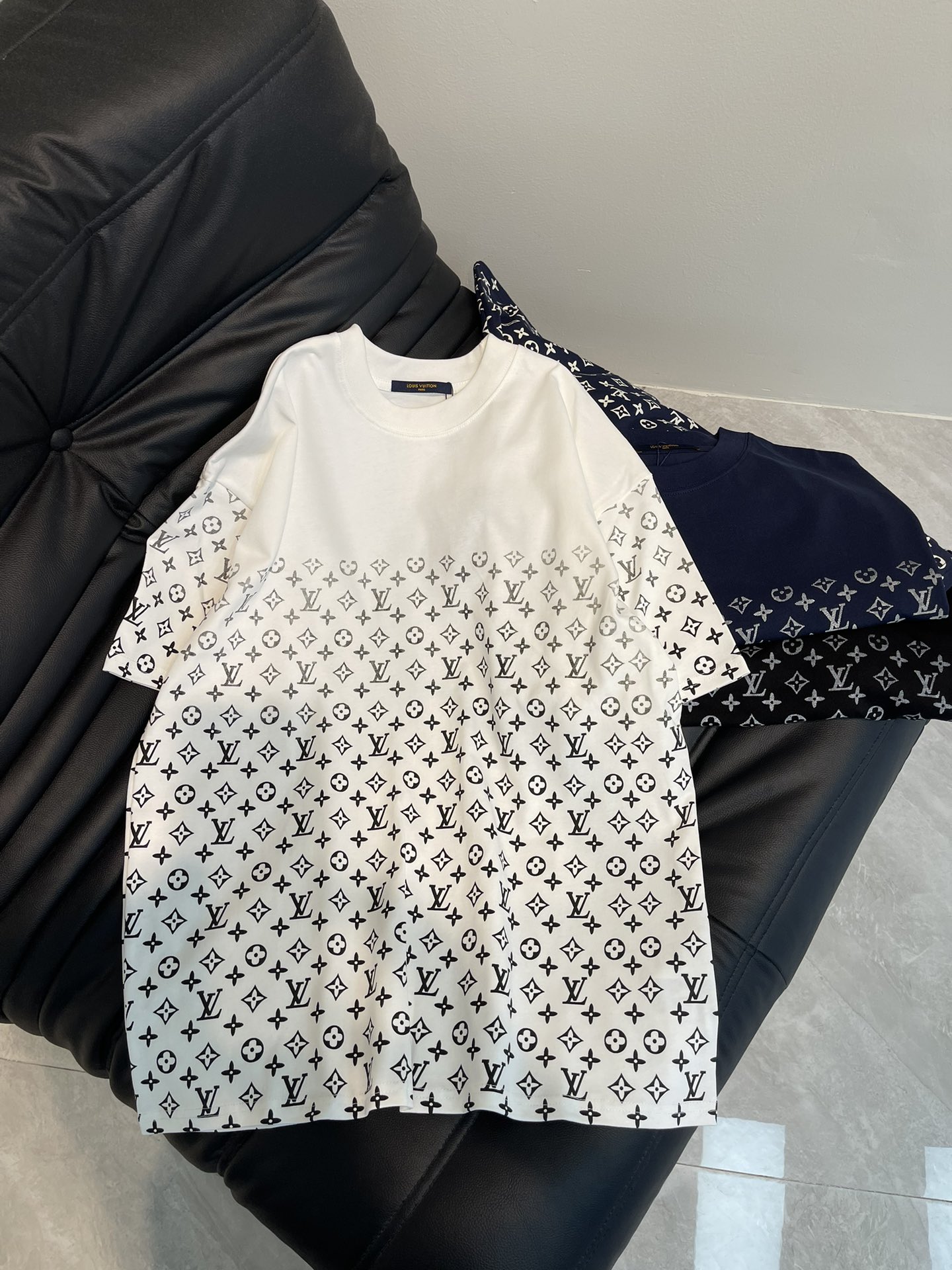 NO:307057,Louis Vuitto*25 new letter printing short-sleeved T-shirt, same style for men and women, 440 yarn cotton fabric, digital gradient letter printing for front and back, versatile details are perfect, very exquisite original fabric, same style for internet celebrities, high version, high quality feel very comfortable, fashionable and personalized, super versatile and beautiful, very suitable for both men and women, a must-have for everyone!  Size XS-, louis vuitton, T-shirt,tees, t-shirt,alexander wang19860909Louis Vuitto*25新款字母印花短袖T恤 男女同款 440支纱线全棉面料 前后数码渐变字母印花 百搭款细节处理完美 十分精致原版面料 网红明星同款 高版本 高品质手感非常舒服 时尚又个性 超级百搭好看的一款 男女都非常合适 人手必备款！ 尺码XS-,,louis vuitton,T-shirt,tees，t-shirt,alexander wang,Women's clothing