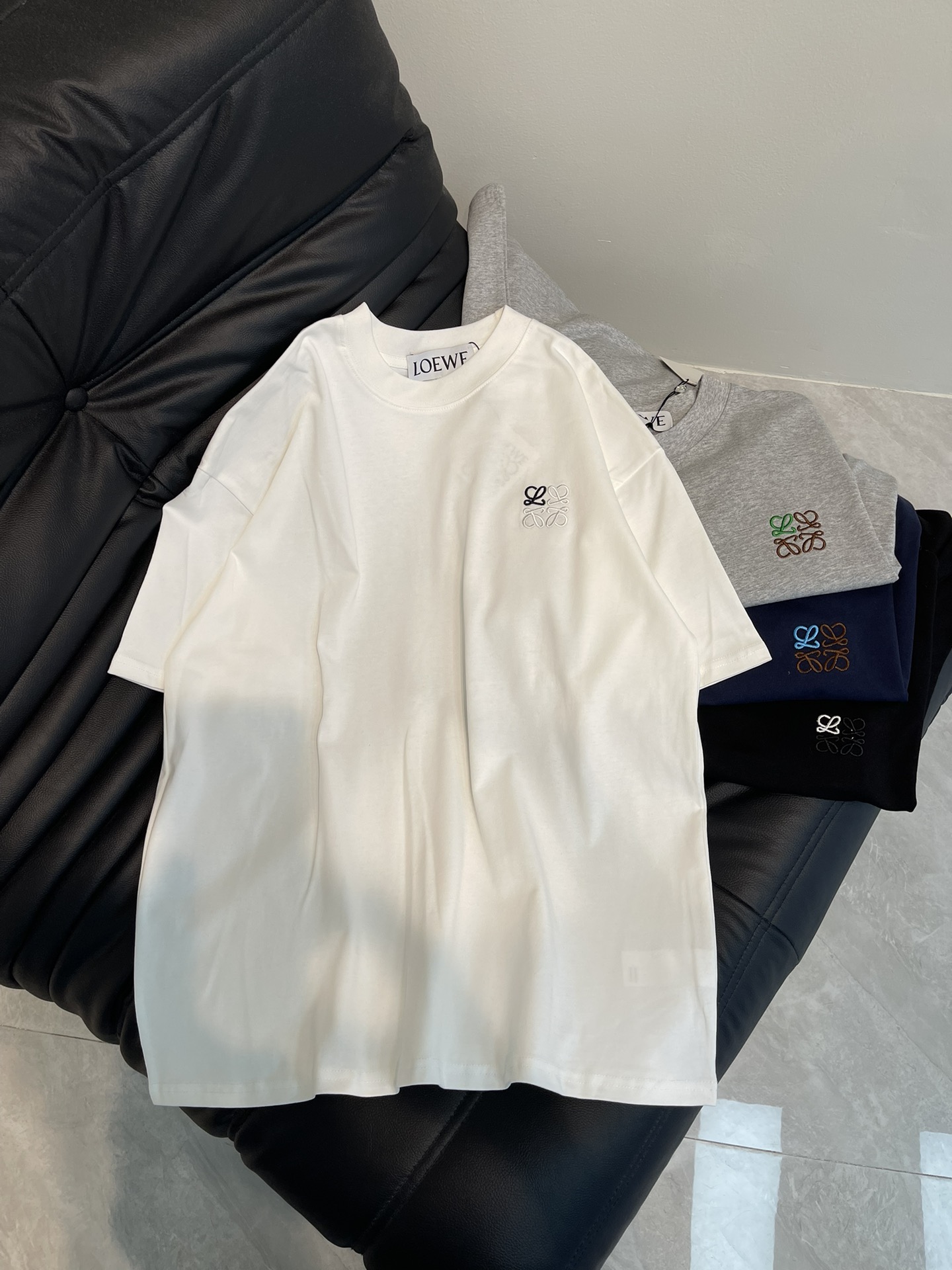 NO:307038,Loew*25 new series, chest embroidered logo short-sleeved T-shirt, cotton jersey round neck T-shirt, made of pure cotton high-density imported embroidery, restored one to one, three-standard complete, loose style, same style for men and women Size: XS-L A,,loewe,T-shirt,tees,t-shirt,alexander wang19860909Loew*25新款系列 胸前刺绣logo短袖T恤,质棉质平纹针织圆领T恤,采用纯棉高克重布料 高密度进口刺绣 还原一比一 三标齐全,宽松版型,男女同款 尺码:XS-L A,,loewe,T-shirt,tees，t-shirt,alexander wang,Women's clothing