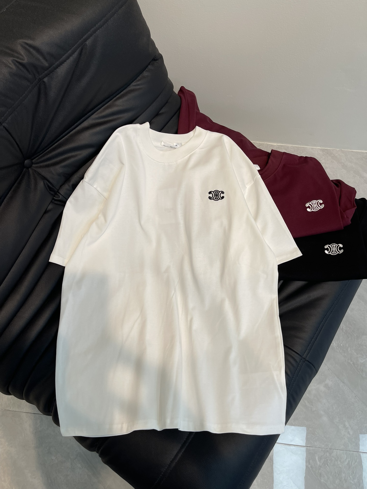 NO:307042,Celin*25 new series, chest embroidery logo short-sleeved T-shirt, cotton jersey round neck T-shirt, made of pure cotton high-density imported embroidery, restored one to one, three-standard complete, loose style, same style for men and women Size: XS-L,,celine, T-shirt,tees, t-shirt,alexander wang19860909Celin*25新款系列 胸前刺绣logo短袖T恤,质棉质平纹针织圆领T恤,采用纯棉高克重布料 高密度进口刺绣 还原一比一 三标齐全,宽松版型,男女同款 尺码:XS-L,,celine,T-shirt,tees，t-shirt,alexander wang,Women's clothing