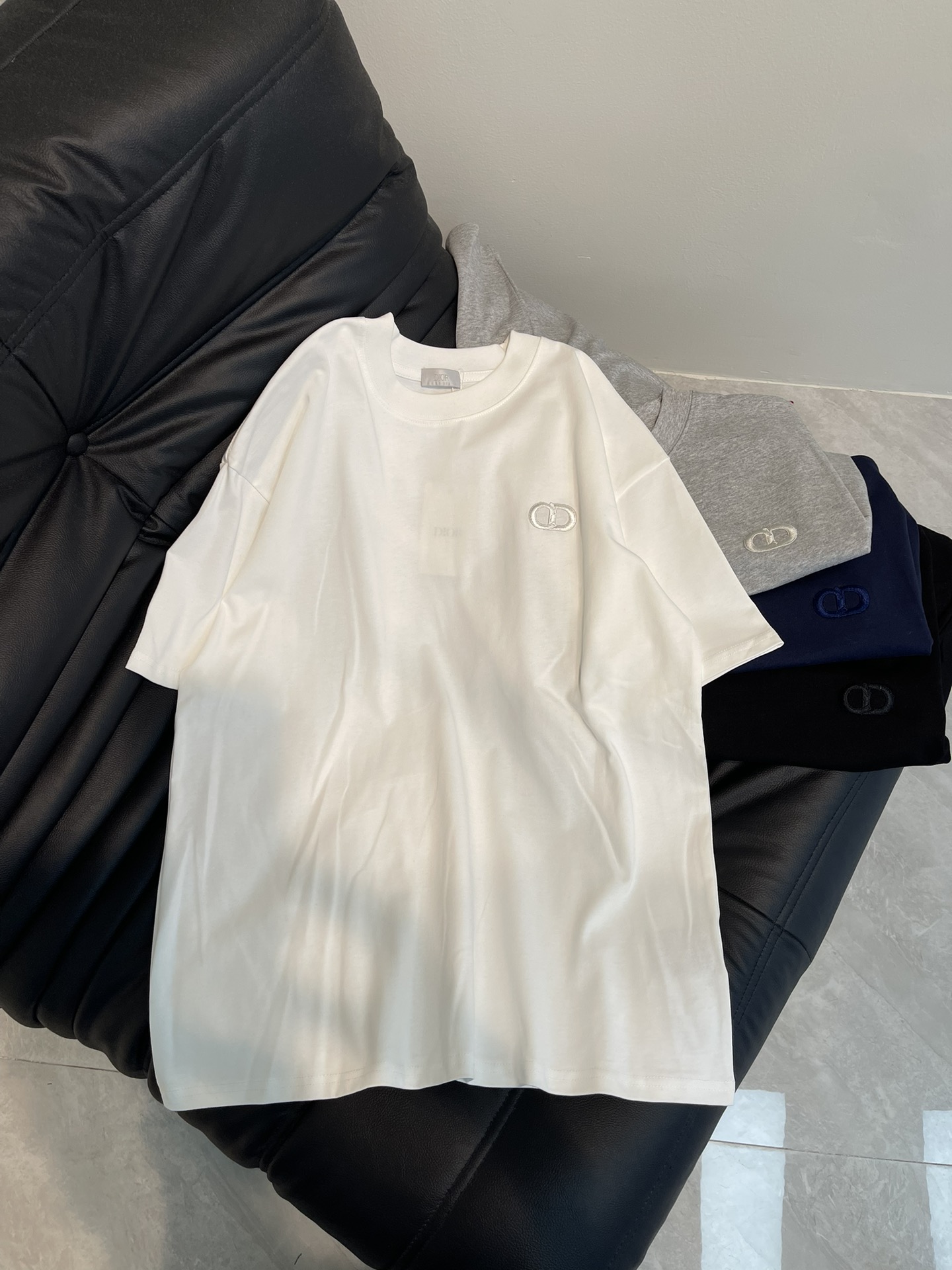 NO:307028,Dio*25 new CD embroidered short-sleeved T-shirt, 240 grams of cotton fabric, 32 double strands and double yarns, full of style. The same style as men and women, light luxury heavy industrial style!  A short-sleeved one that you must buy this year is really beautiful. It can be so high-end and elegant when you are casual. It has a custom original fabric and is extremely comfortable. It is a must-have for street swiping. It is highly recommended!  Unique ingenuity!  It makes people shine!  Embroidery Streamlined shape!  The overall style is unique!  Whether it matches or pants!  The street style is full of upper body effect is very sunny!  Fashion items that should not be missed in spring and summer outfits!  Size XS~L A,,dior,T-shirt,tees,t-shirt,alexander wang19860909Dio*25新款CD刺绣短袖T恤,240克全棉面料32枝双股双纱 洋气十足.男女同款轻奢重工风！今年一定要入的一款短袖真的太好看了,休闲也可以这么高端大气,定制原版面料,舒适感极高,刷街必备,强烈推荐！别具匠心！让人眼前一亮！刺绣 流线造型！整体风格别出心裁！无论搭配还是裤！街头范十足上身效果十足吸晴！春夏穿搭不容错过的时尚单品！ 尺码XS~L A,,dior,T-shirt,tees，t-shirt,alexander wang,Women's clothing