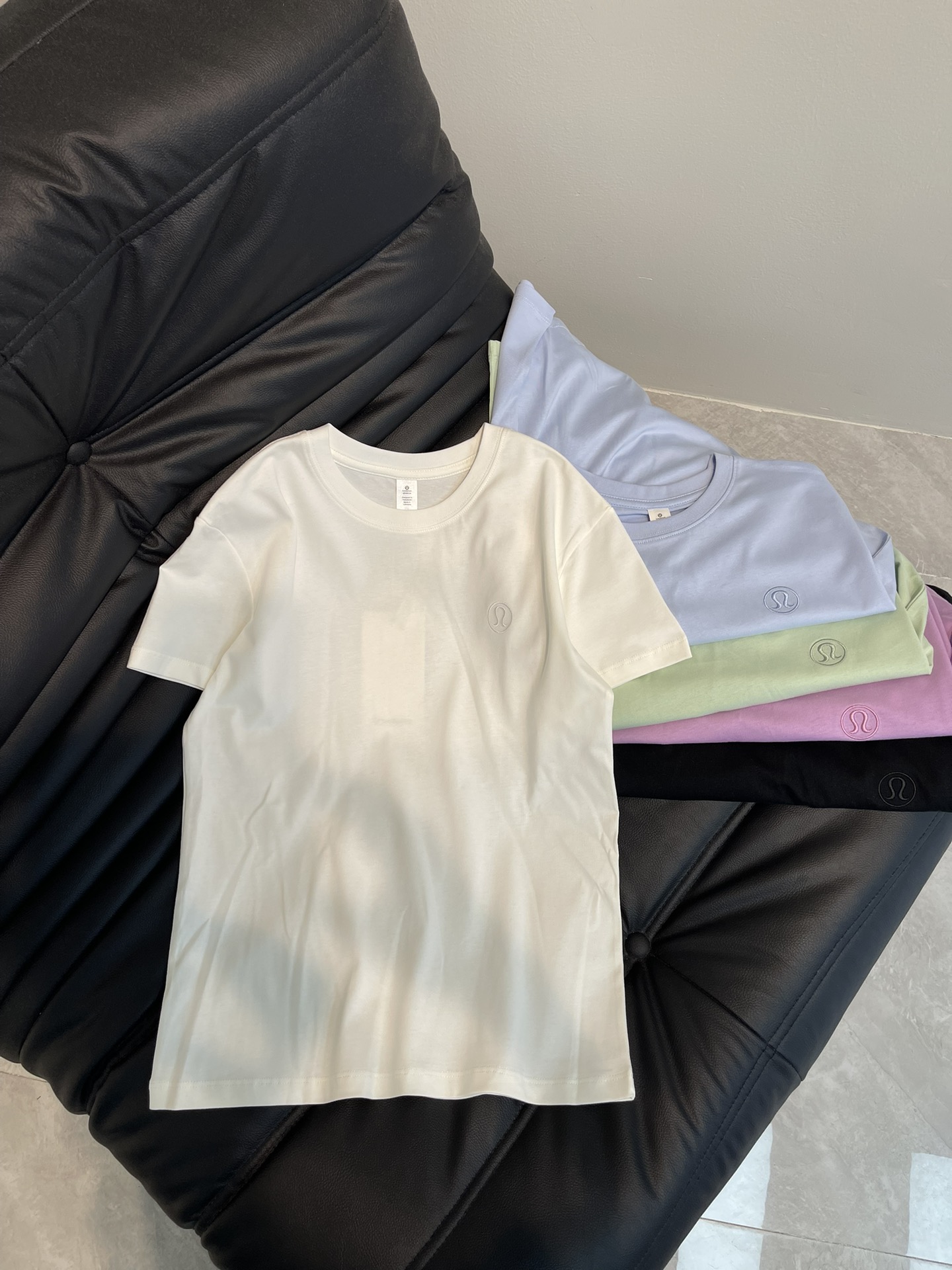 NO:307514,Lulu25 spring and summer new five-color embroidered logo letter short-sleeved T-shirt made of pure cotton, ribbed round neck, comfortable style, embroidered letter design, good texture, full of details, perfect details, straight and delicate, high quality, high version, three-standard complete, white, black, green, blue, purple, S-XL,,T-shirt,tees, t-shirt,alexander wang19860909lulu25春夏新款五色刺绣logo字母短袖T恤 采用纯棉材质 罗纹圆领 舒适的版型 刺绣字母设计 质感很好 细节满满 完美细节处理 车工走线平整细腻 高品质√高版本√三标齐全√ 白色 黑色 绿色 蓝色 紫色 S-XL,,T-shirt,tees，t-shirt,alexander wang,Women's clothing