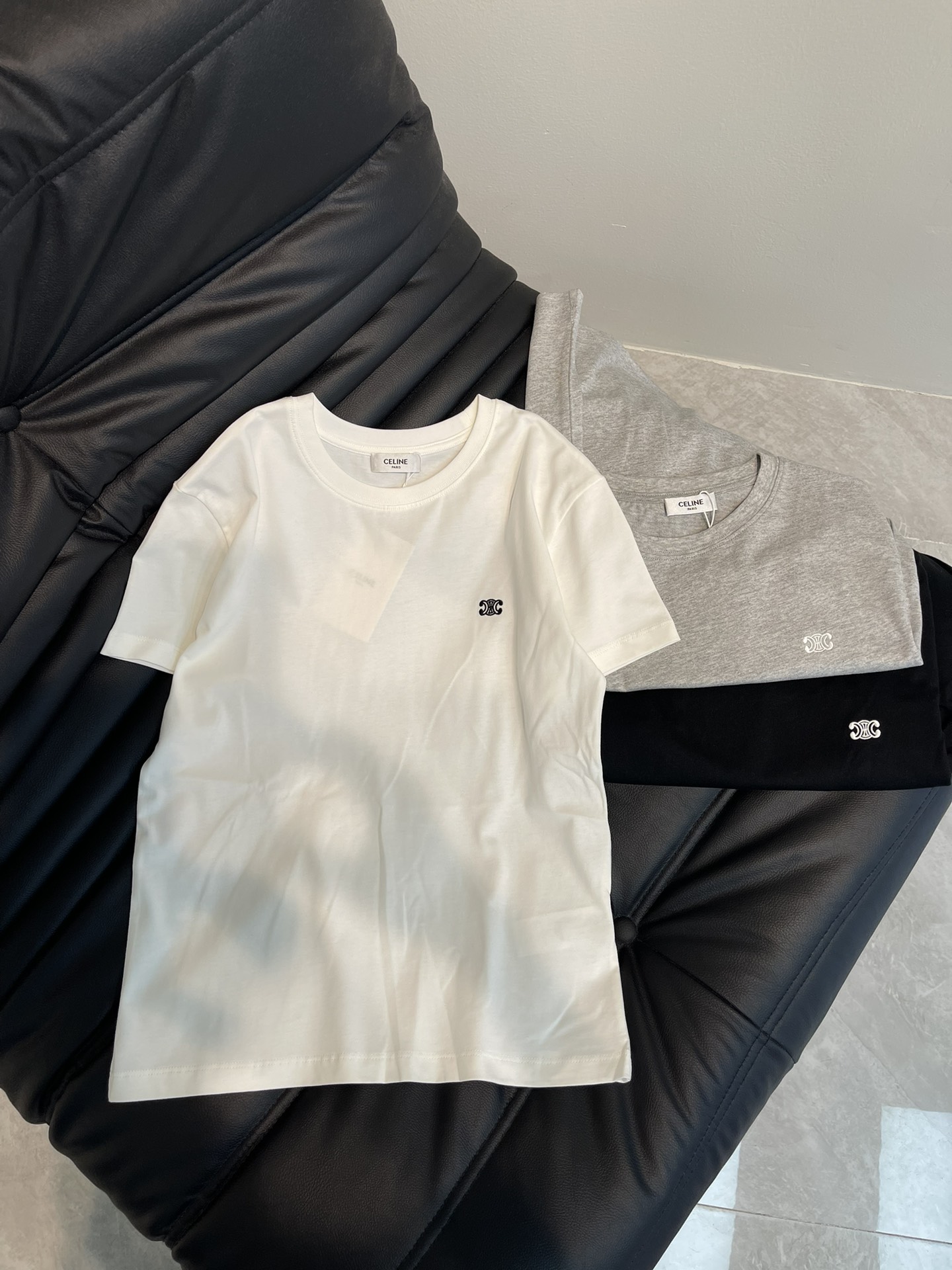 NO:307505,Celin*25 spring and summer new Arc de Triomphe embroidery small short-sleeved T-shirt made of pure cotton, ribbed round neck, comfortable fit Arc de Triomphe embroidery design, good texture, full of details, perfect details, straight and delicate, high quality √ high version √ three-standard complete √ white gray black SML,,celine,T-shirt,tees,t-shirt,alexander wang19860909Celin*25春夏新款凯旋门刺绣小标短袖T恤 采用纯棉材质 罗纹圆领 舒适的版型 凯旋门刺绣设计 质感很好 细节满满 完美细节处理 车工走线平整细腻 高品质√高版本√三标齐全√ 白色 灰色 黑色 SML,,celine,T-shirt,tees，t-shirt,alexander wang,Women's clothing