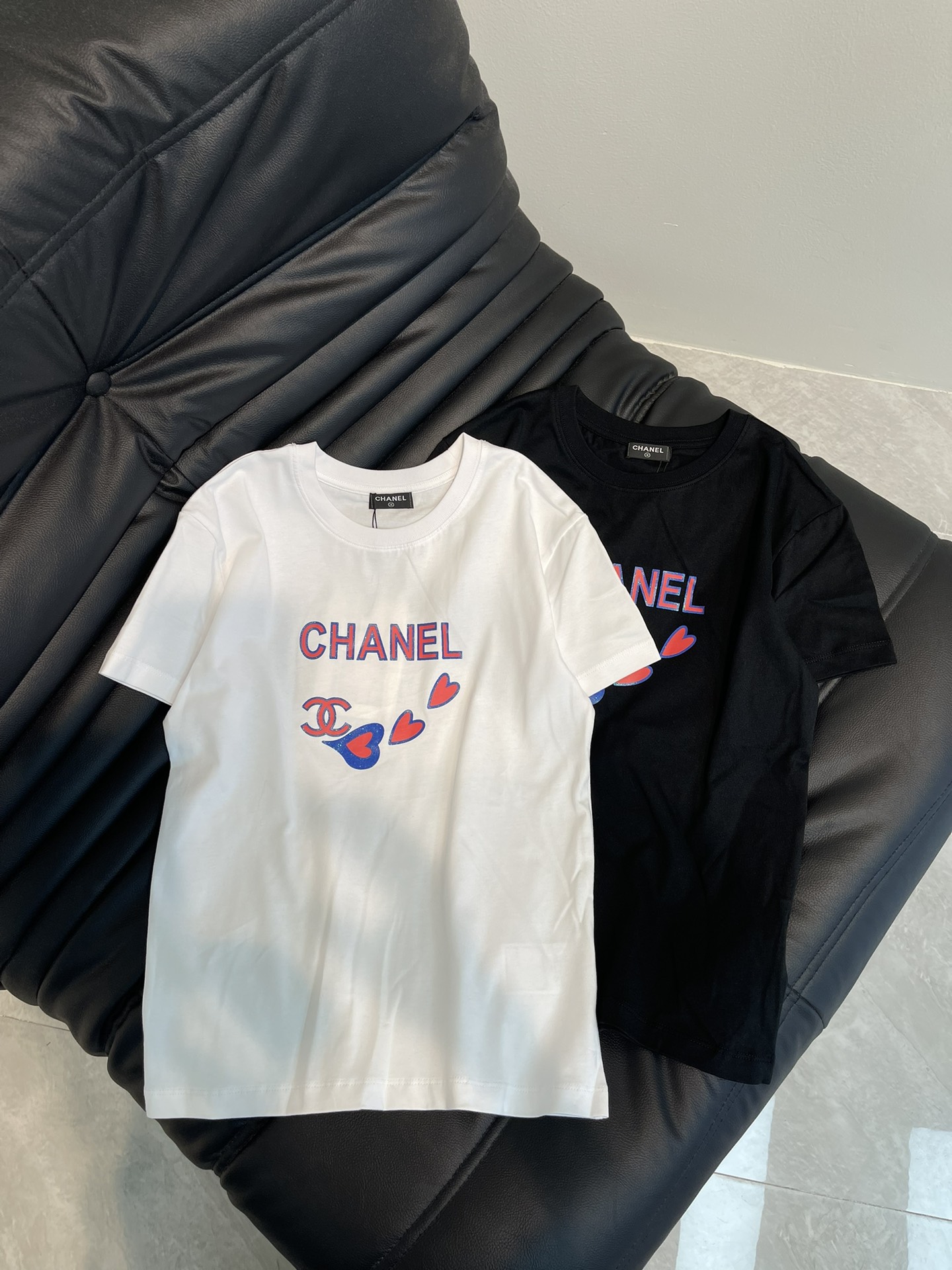 NO:307485,Chane*25 spring and summer new Xiaoxiang love-print short-sleeved T-shirt, high-end imported mercerized cotton fabric. Glitter letter printing, decorated with three love-like embellishments. The upper body outfit is playful and age-reducing, regular style, and versatile. The first choice for summer outfits!  SML AA, chanel, T-shirt,tees, t-shirt,alexander wang19860909Chane*25春夏新款小香爱心印花短袖T恤,高级进口丝光棉面料.闪粉字母印花,饰以三颗爱心点缀,上身穿搭俏皮减龄,常规版型,合身百搭.夏日穿搭首选！SML AA,,chanel,T-shirt,tees，t-shirt,alexander wang,Women's clothing