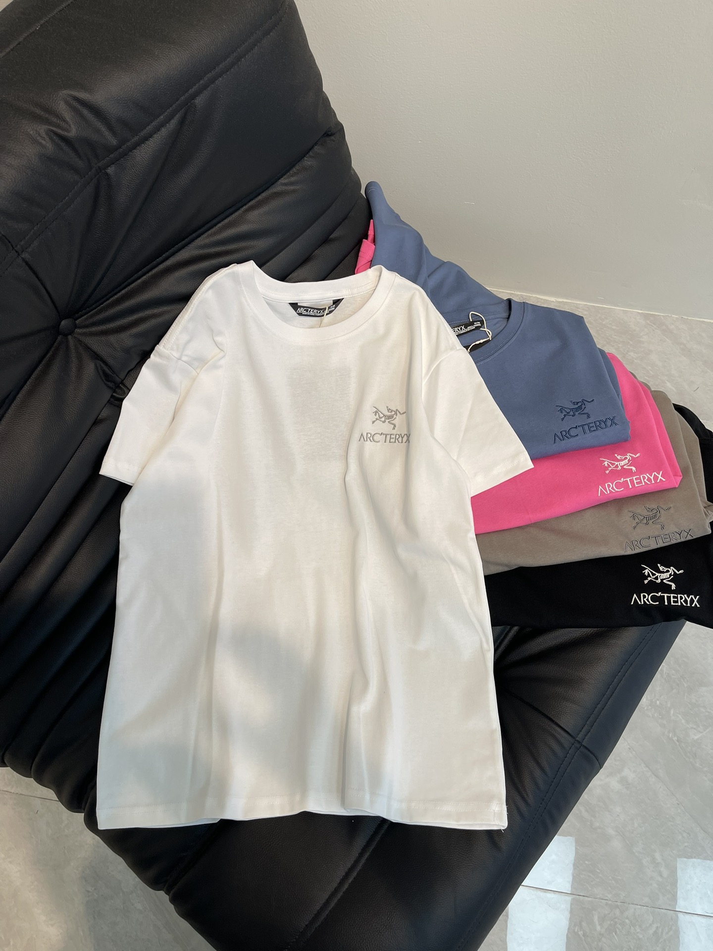 NO:307499,Arc*eryx 25 spring and summer new bird embroidered round neck short-sleeved T-shirt. It is a huge color suitable for summer, loose style, and does not pick the figure at all. It is really comfortable to wear in summer, breathable and not stuffy, with a huge soft and glutinous touch, and is very comfortable. The bird logo pattern on the chest is a three-dimensional embroidery design, with fine line-up of the workman, full of texture, fashionable and personalized, and a must-have for everyone!  Size M-XXL A,,jil sanderarc'teryx,T-shirt,tees,t-shirt,alexander wang19860909Arc*eryx始祖鸟25春夏新款鸟家刺绣圆领短袖T恤.巨适合夏天的色系,宽松版型,完全不挑身材去穿,夏天穿真的巨舒服,透气不闷热款,触感巨软糯,很舒服,胸前鸟Logo图案,是立体刺绣工艺设计,做工车工走线精细,质感满满,时尚又个性,人手必备的一款！ 尺码M-XXL A,,jil sanderarc'teryx,T-shirt,tees，t-shirt,alexander wang,Women's clothing