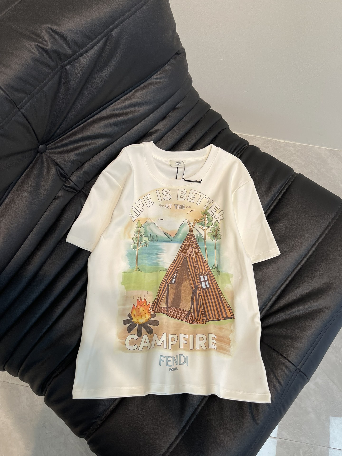 NO:307473,FEND*25 spring and summer new landscape printed short-sleeved T-shirt, high-end imported pure cotton fabric, classic style versatile and not picky, and the upper body is very beautiful!  SML AA2, fendi, T-shirt,tees, t-shirt,alexander wang19860909FEND*25春夏新款山水风景印花短袖T恤,高级进口纯棉面料,经典版型百搭不挑人,上身非常漂亮！SML AA2,,fendi,T-shirt,tees，t-shirt,alexander wang,Women's clothing