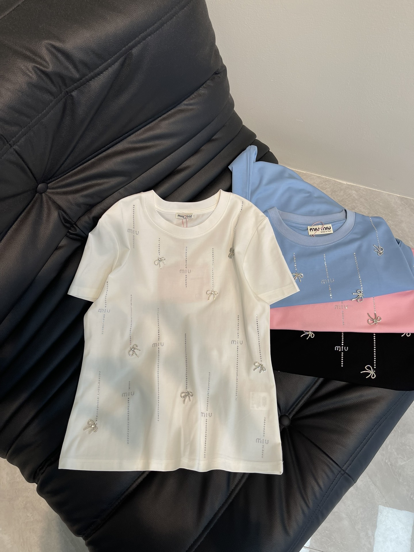 NO:307471,Miumi*25 spring and summer new bow nail diamond letter short-sleeved T-shirt. It uses mercerized cotton fabric with soft and delicate texture, simple and versatile, and reduces age-reducing temperament!  The body shape is comfortable and beautiful!  Very suitable for summer wear.S-XXL AA239,,miumiu,T-shirt,tees,t-shirt,alexander wang19860909Miumi*25春夏新款蝴蝶结钉钻字母短袖T恤.采用丝光棉面料质感柔软细腻,简约百搭,减龄气质！版型修身上身效果舒适好看！非常适合夏日穿着.S-XXL AA239,,miumiu,T-shirt,tees，t-shirt,alexander wang,Women's clothing