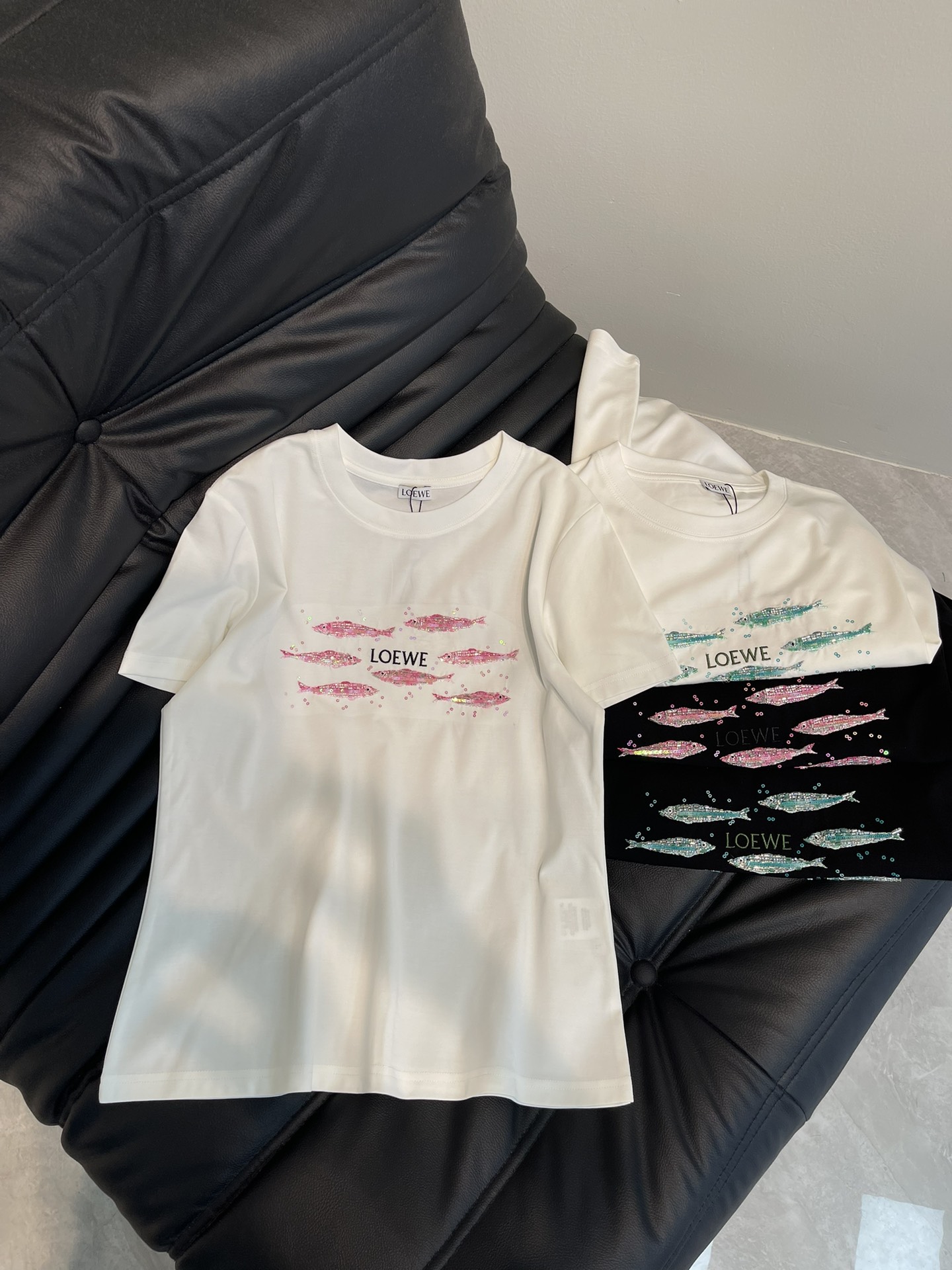 NO:307469,Loew*25 spring and summer new heavy industrial embroidered beaded fish short-sleeved T-shirt. It uses mercerized cotton fabric with soft and delicate texture, simple and versatile, and reduces age-reducing temperament!  The body shape is comfortable and beautiful!  Very suitable for summer wear.S-XXL A,,loewe,T-shirt,tees,t-shirt,alexander wang19860909Loew*25春夏新款重工刺绣串珠小鱼短袖T恤.采用丝光棉面料质感柔软细腻,简约百搭,减龄气质！版型修身上身效果舒适好看！非常适合夏日穿着.S-XXL A,,loewe,T-shirt,tees，t-shirt,alexander wang,Women's clothing