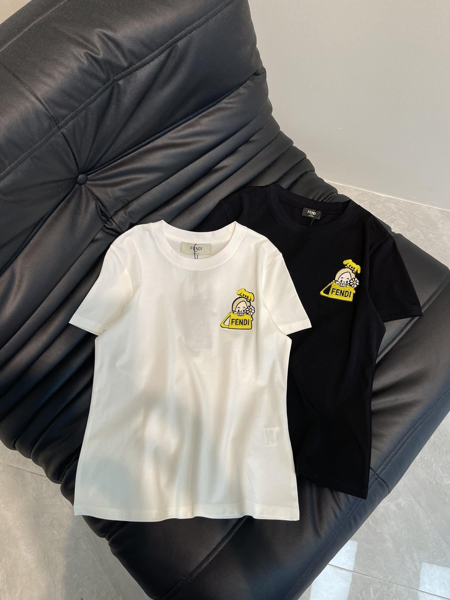 NO:307484,Fend*25 Spring and Summer New Toothbrush Embroidered Cartoon Pattern Short-Sleeve T-shirt. It uses mercerized cotton fabric with soft and delicate texture, simple and versatile, and reduces age-reducing temperament!  The body shape is comfortable and beautiful!  Very suitable for summer wear.S-XXL AA,,fendi,T-shirt,tees,t-shirt,alexander wang19860909Fend*25春夏新款牙刷绣卡通图案短袖T恤.采用丝光棉面料质感柔软细腻,简约百搭,减龄气质！版型修身上身效果舒适好看！非常适合夏日穿着.S-XXL AA,,fendi,T-shirt,tees，t-shirt,alexander wang,Women's clothing