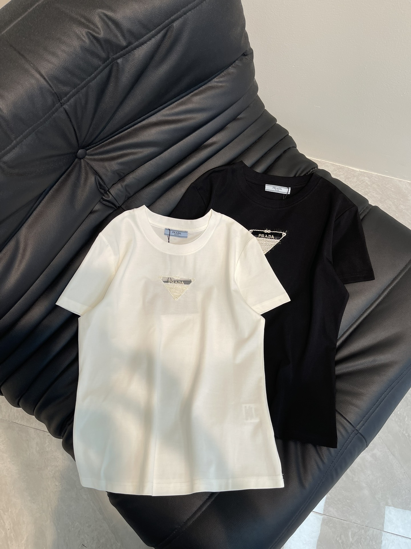 NO:307482,Prad*25 Spring and Summer New Inverted Triangle Mesh Embroidered Letters Short-Sleeve T-shirt. It uses mercerized cotton fabric with soft and delicate texture, simple and versatile, and reduces age-reducing temperament!  The body shape is comfortable and beautiful!  Very suitable for summer wear.S-XXL, prada, T-shirt,tees, t-shirt,alexander wang19860909Prad*25春夏新款倒三角网纱刺绣字母短袖T恤.采用丝光棉面料质感柔软细腻,简约百搭,减龄气质！版型修身上身效果舒适好看！非常适合夏日穿着.S-XXL,,prada,T-shirt,tees，t-shirt,alexander wang,Women's clothing