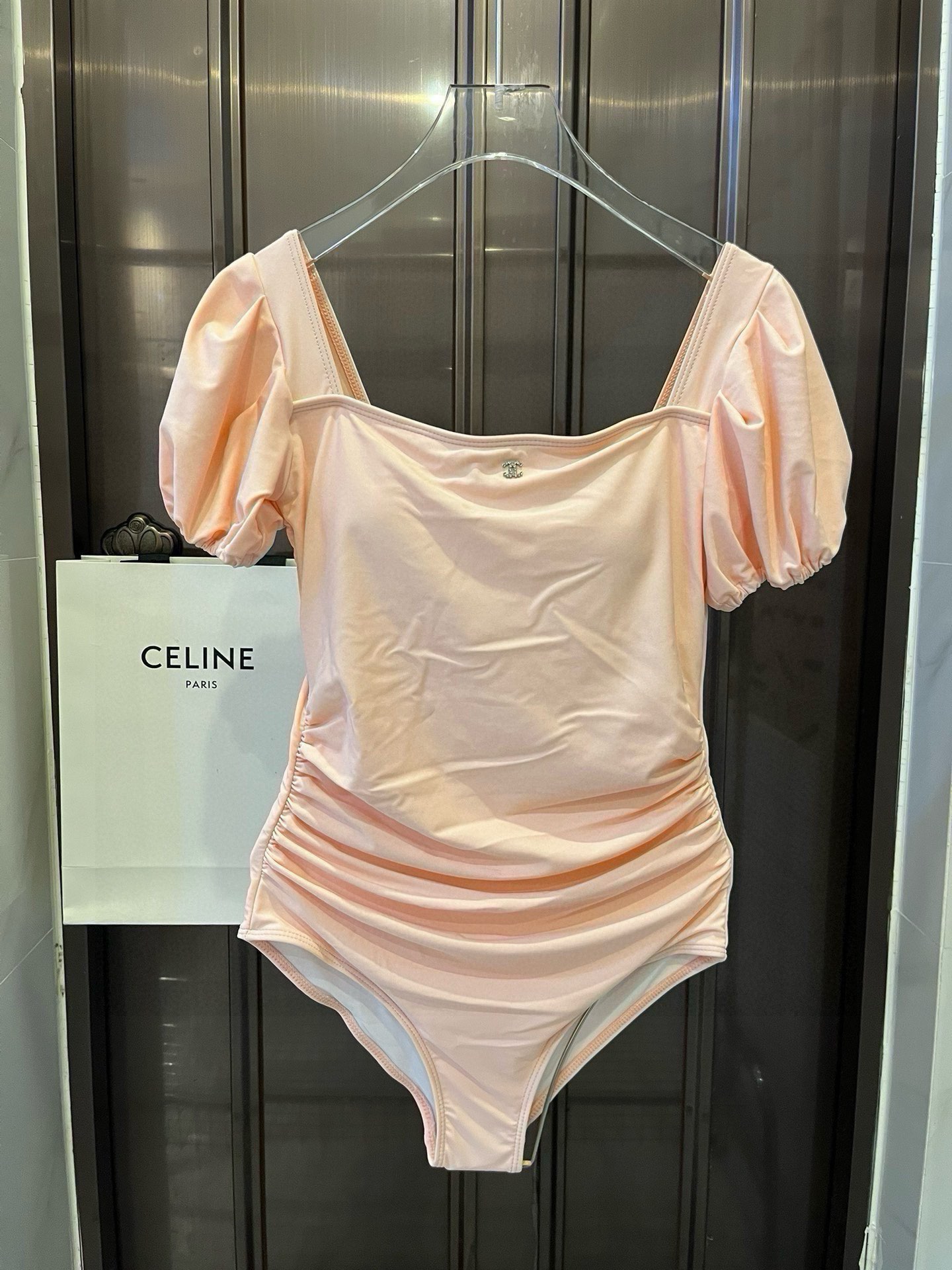 NO:302554,Chanel Chanel Lantern Sleeve One-piece Swimming Suit Suit Suit Suit Suit Suit for a variety of scenes♀Seaside, Swimming Pool, Hot Spring, Water Park, Rafting can be worn inside or completely. The one-piece design covers the flesh and looks tall. The abdomen is a little fleshy and does not affect our beauty. The back design reveals the beautiful back. The fabric is breathable and comfortable. The quick-drying elastic swimsuit is easier to clean. S M L. xL swimsuits, swimsuits, bikinis, chanel, chanel, swimsuits, bikinis19860909Chanel香奈儿 灯笼袖连体泳衣 适合多种场景的游泳衣♀海边 游泳池 温泉 水上乐园 漂流都可以内搭也完全可以 连体设计遮肉显高挑 腹部有点肉肉也不影响咱美美的 背面设计大露美背 面料透气舒适.速干弹性的游泳衣更加帖肤易清洗 码数S M L. xL泳衣泳裤比基尼,泳衣，泳裤，比基尼,chanel,chanel,swimsuits,bikinis,accessory