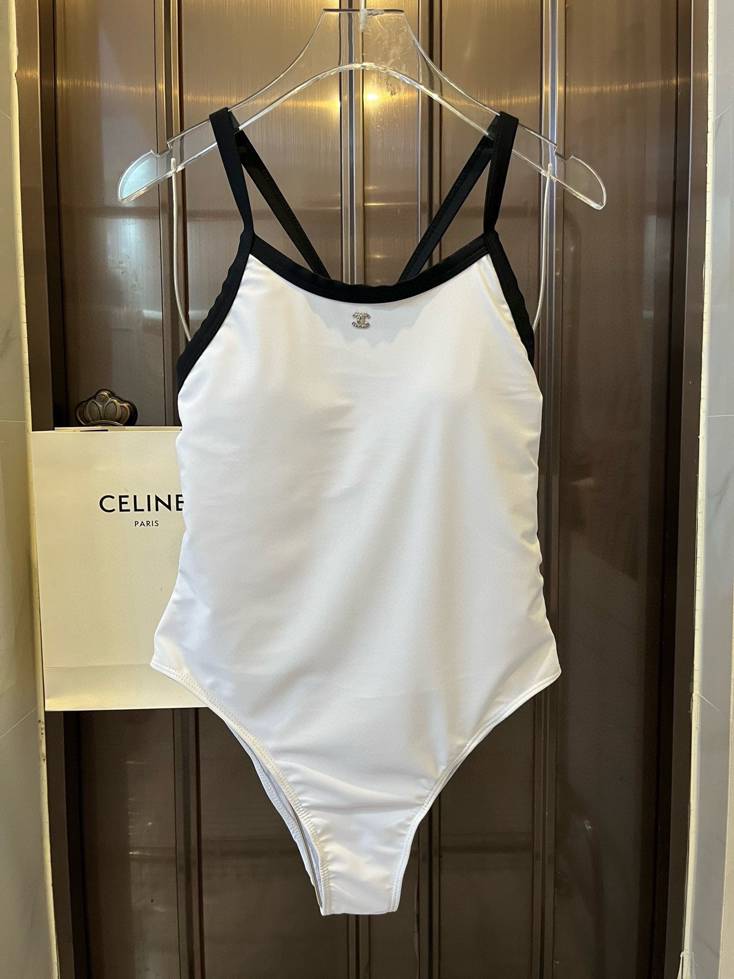 NO:302558,Chanel Chanel one-piece swimsuit suitable for a variety of scenes. Swimming suits at the beach, swimming pool, hot spring, water park. You can rafting inside. One-piece design covers the flesh and looks tall. The belly is a little fleshy. It doesn’t affect our beauty. The back design reveals the beautiful back. The fabric is breathable and comfortable. The quick-drying elastic swimsuit is easier to clean. S M L XL swimsuits, swimsuits, bikinis.19860909Chanel 香奈儿连体泳衣 适合多种场景的游泳衣♀海边 游泳池 温泉 水上乐园 漂流都可以内搭也完全可以 连体设计遮肉显高挑 腹部有点肉肉也不影响咱美美的 背面设计大露美背 面料透气舒适.速干弹性的游泳衣更加帖肤易清洗 码数S M L XL泳衣泳裤比基尼,泳衣，泳裤，比基尼,chanel,chanel,swimsuits,bikinis,accessory