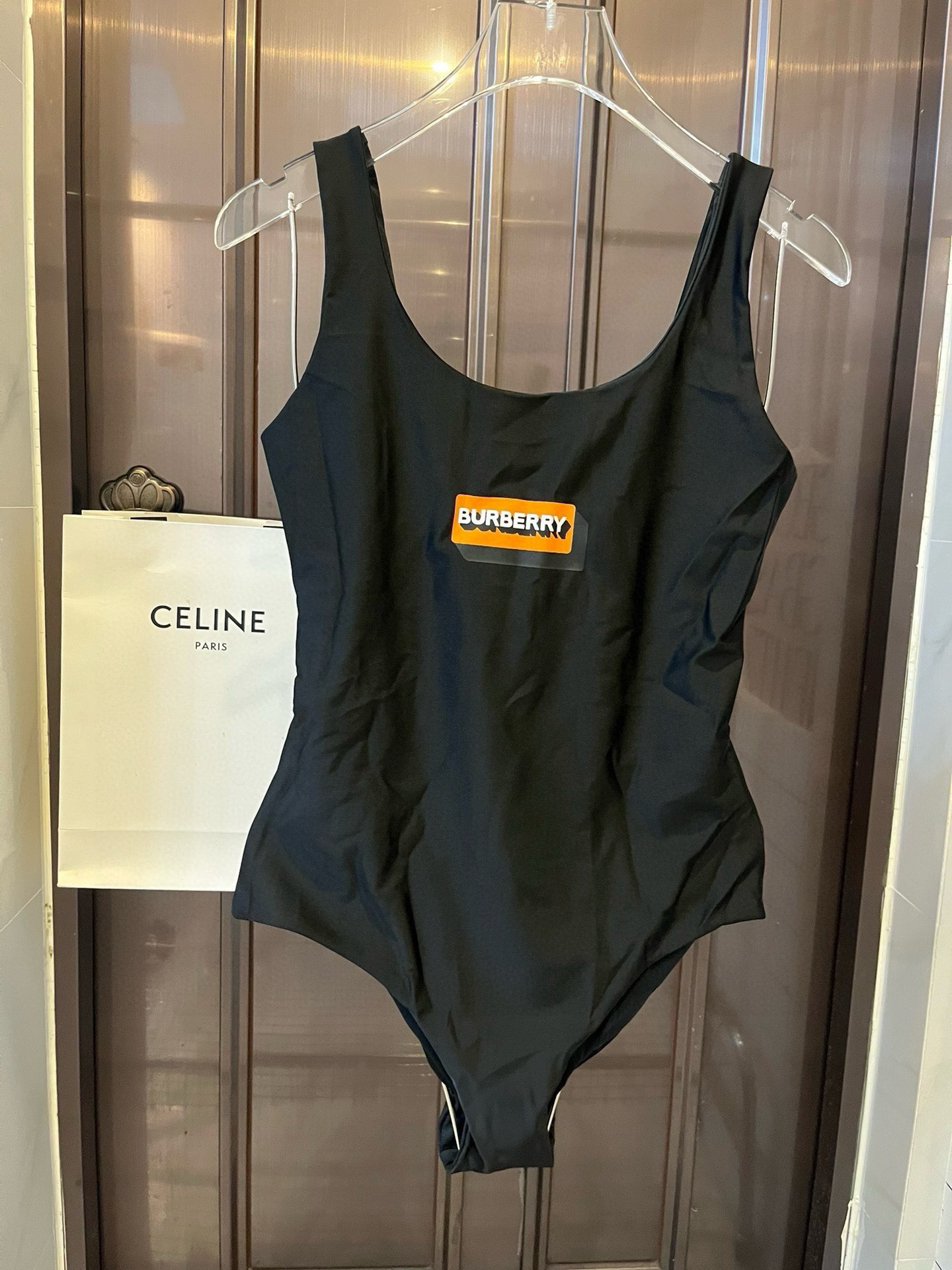 NO:302572,Burberry Burberry's new one-piece swimsuit suitable for a variety of scenes. Swimming suits at the beach, swimming pool, hot spring, water park, rafting can be worn inside. The one-piece design covers the flesh and looks tall. The belly is a little fleshy and does not affect our beauty. The back design reveals the beautiful back. The fabric is breathable and comfortable. The quick-drying elastic swimsuit is easier to clean. S M L XL swimsuits, swimsuits, bikinis19860909Burberry巴宝莉新款连体泳衣 适合多种场景的游泳衣♀海边 游泳池 温泉 水上乐园 漂流都可以内搭也完全可以 连体设计遮肉显高挑 腹部有点肉肉也不影响咱美美的 背面设计大露美背 面料透气舒适.速干弹性的游泳衣更加帖肤易清洗 码数S M L XL泳衣泳裤比基尼,泳衣，泳裤，比基尼,burberry,burberry,swimsuits,bikinis,accessory