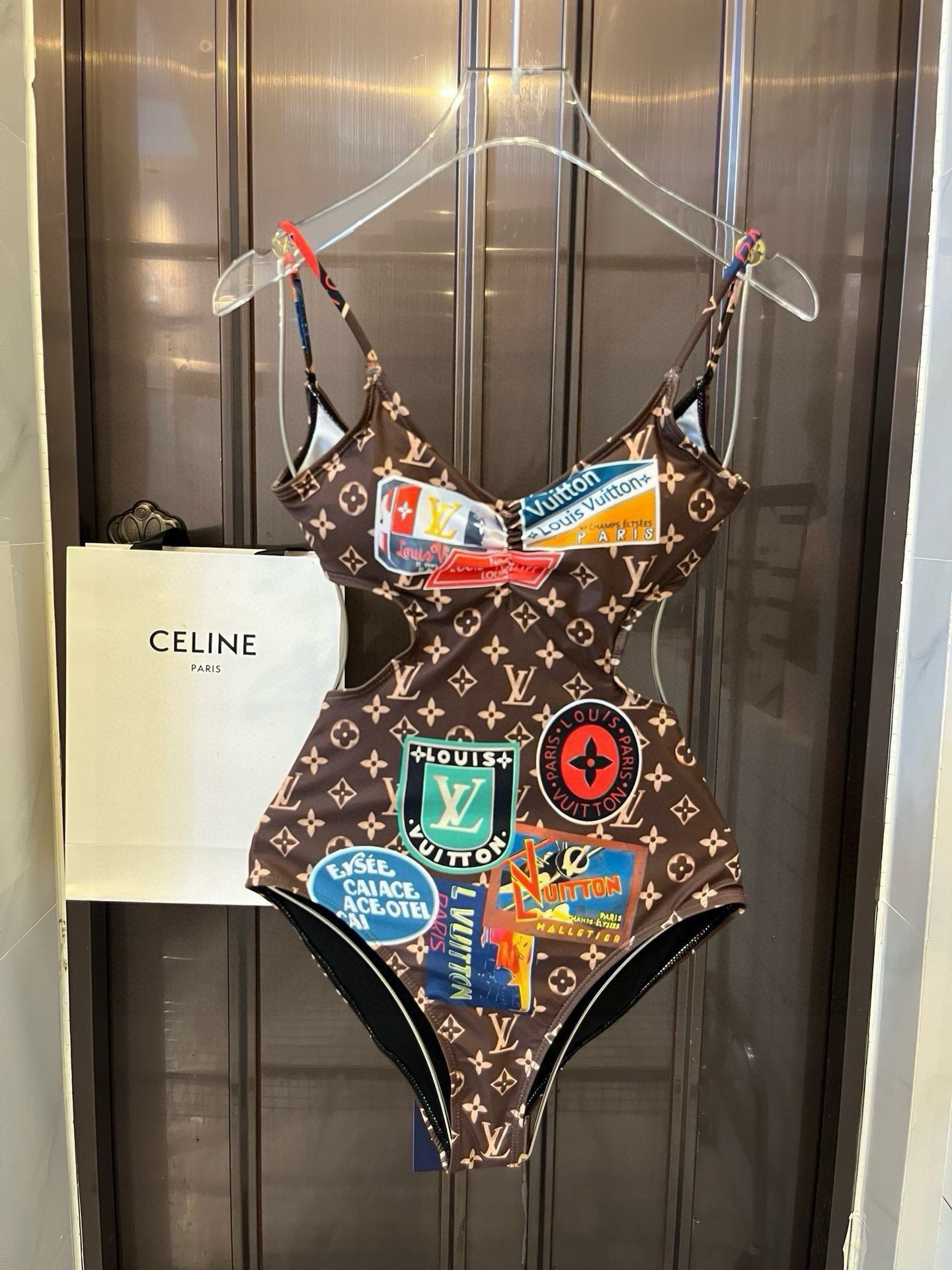 NO:302581,Lv Louis Vuitton's new one-piece swimsuit suitable for a variety of scenes ♀Seaside, swimming pool, hot spring, water park, rafting can be worn inside, one-piece design covers the flesh and looks tall, and the abdomen is a little fleshy, and it doesn't affect our beauty. The back design reveals the beautiful back, and the fabric is breathable and comfortable. The quick-drying elastic swimsuit is more easy to clean. S M L XL swimsuits, swimsuits, bikinis, louis vuitton, louis vuitton, swimsuits, swimsuits, bikinis19860909Lv路易威登新款连体泳衣 适合多种场景的游泳衣♀海边 游泳池 温泉 水上乐园 漂流都可以内搭也完全可以 连体设计遮肉显高挑 腹部有点肉肉也不影响咱美美的 背面设计大露美背 面料透气舒适.速干弹性的游泳衣更加帖肤易清洗 码数S M L XL泳衣泳裤比基尼,泳衣，泳裤，比基尼,louis vuitton,louis vuitton,swimsuits,bikinis,accessory