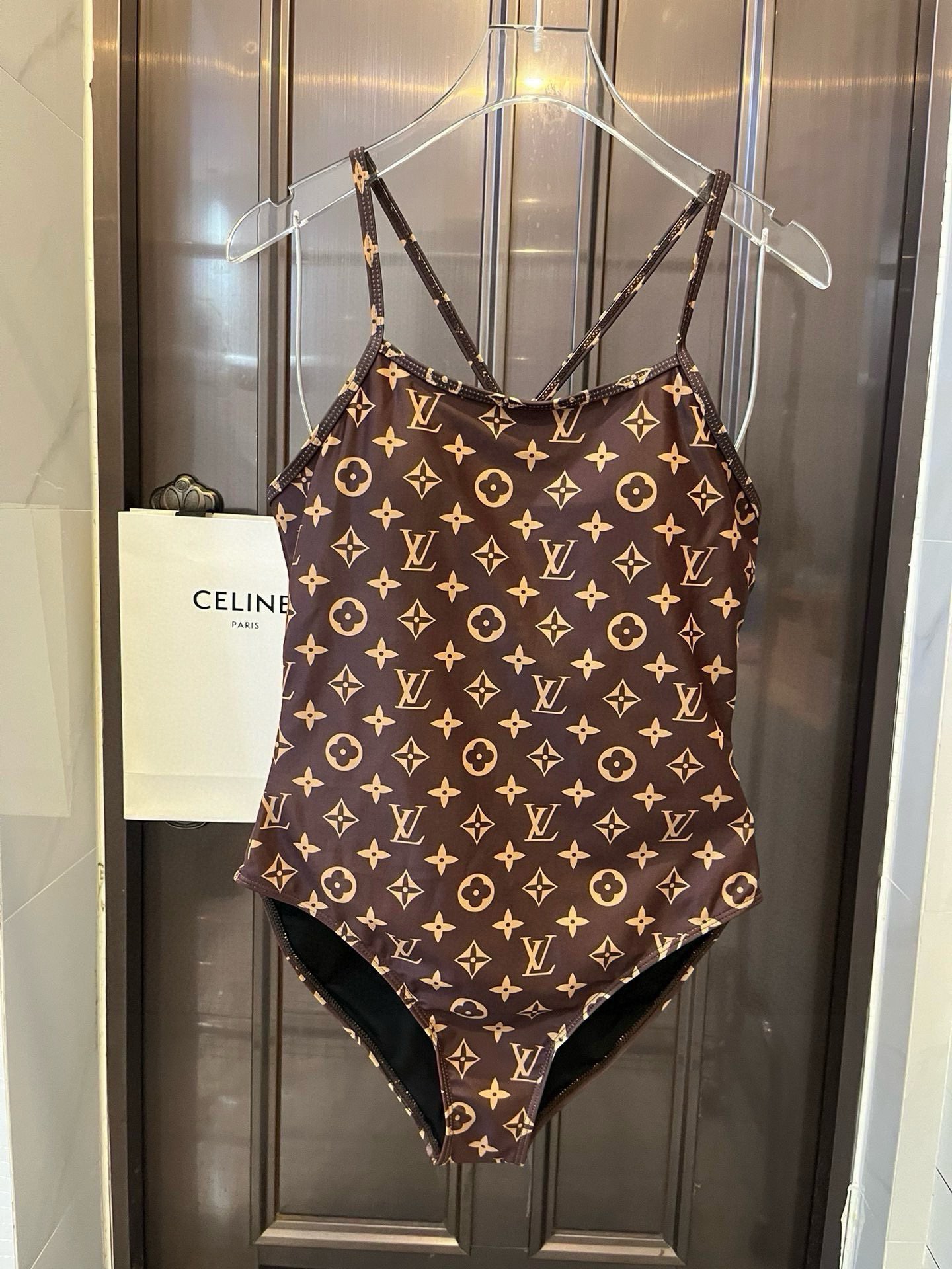 NO:302576,Lv Louis Vuitton's new one-piece swimsuit suitable for a variety of scenes♀Seaside, swimming pool, hot spring, water park, rafting can be worn inside, one-piece design covers the flesh and looks tall, and the abdomen is a little fleshy, and it doesn't affect our beauty. The back design reveals the beautiful back, and the fabric is breathable and comfortable. The quick-drying elastic swimsuit is more easy to clean. S M L XL swimsuits, swimsuits, bikinis, louis vuitton, louis vuitton, swimsuits, swimsuits, bikinis19860909Lv路易威登新款连体泳衣 适合多种场景的游泳衣♀海边 游泳池 温泉 水上乐园 漂流都可以内搭也完全可以 连体设计遮肉显高挑 腹部有点肉肉也不影响咱美美的 背面设计大露美背 面料透气舒适.速干弹性的游泳衣更加帖肤易清洗 码数S M L XL泳衣泳裤比基尼,泳衣，泳裤，比基尼,louis vuitton,louis vuitton,swimsuits,bikinis,accessory