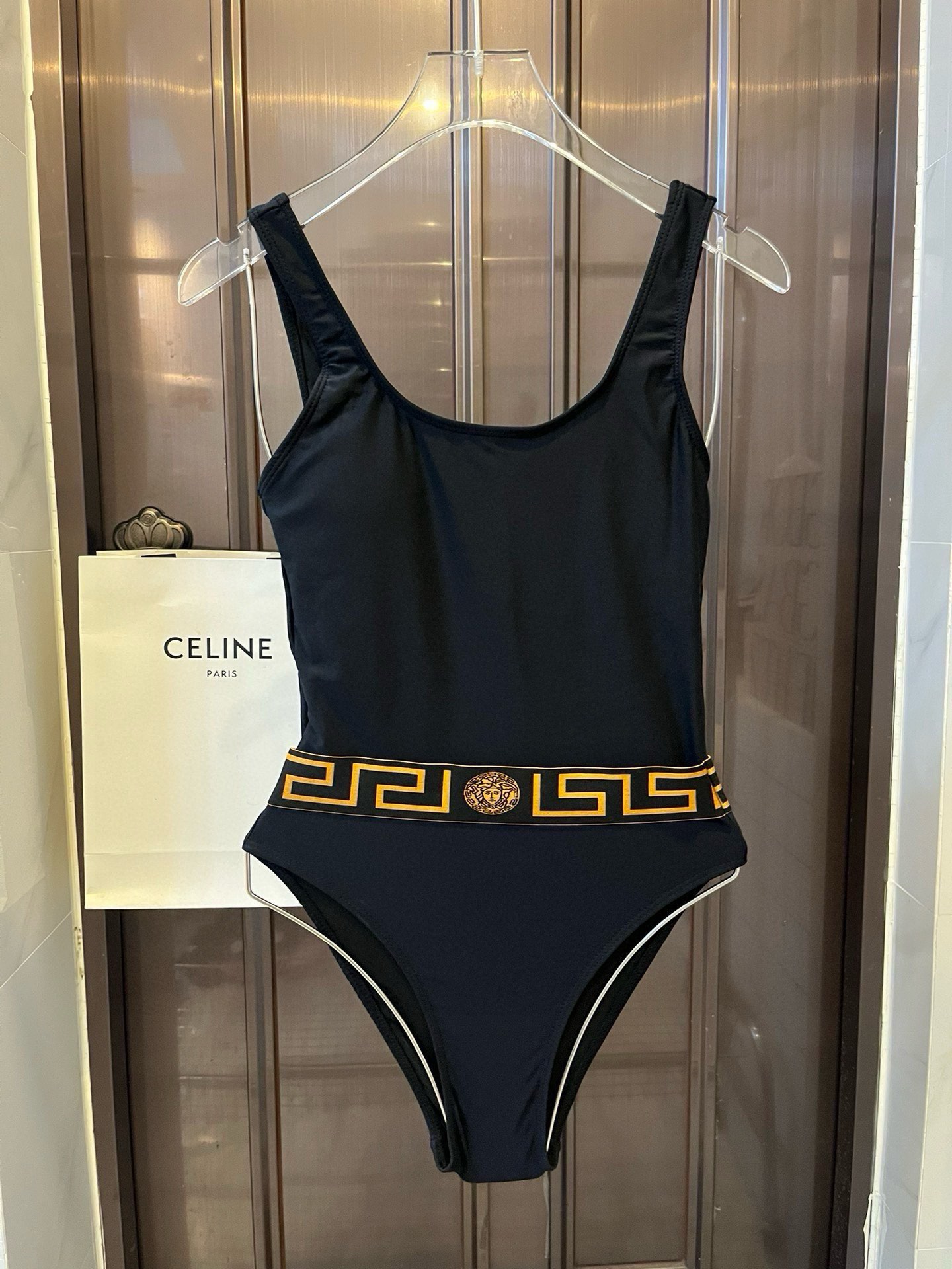 NO:302588,Versace's new one-piece swimsuit suitable for a variety of scenes ♀Seaside, swimming pool, hot spring, water park, rafting can be worn inside or completely. The one-piece design covers the flesh and looks tall. The abdomen is a little fleshy and does not affect our beautiful beauty. The back design reveals the beautiful back. The fabric is breathable and comfortable. The quick-drying elastic swimsuit is easier to clean. S M L XL swimsuits, swimsuits, bikinis19860909范思哲新款连体泳衣 适合多种场景的游泳衣♀海边 游泳池 温泉 水上乐园 漂流都可以内搭也完全可以 连体设计遮肉显高挑 腹部有点肉肉也不影响咱美美的 背面设计大露美背 面料透气舒适.速干弹性的游泳衣更加帖肤易清洗 码数S M L XL泳衣泳裤比基尼,泳衣，泳裤，比基尼,versace,swimsuits,bikinis,accessory
