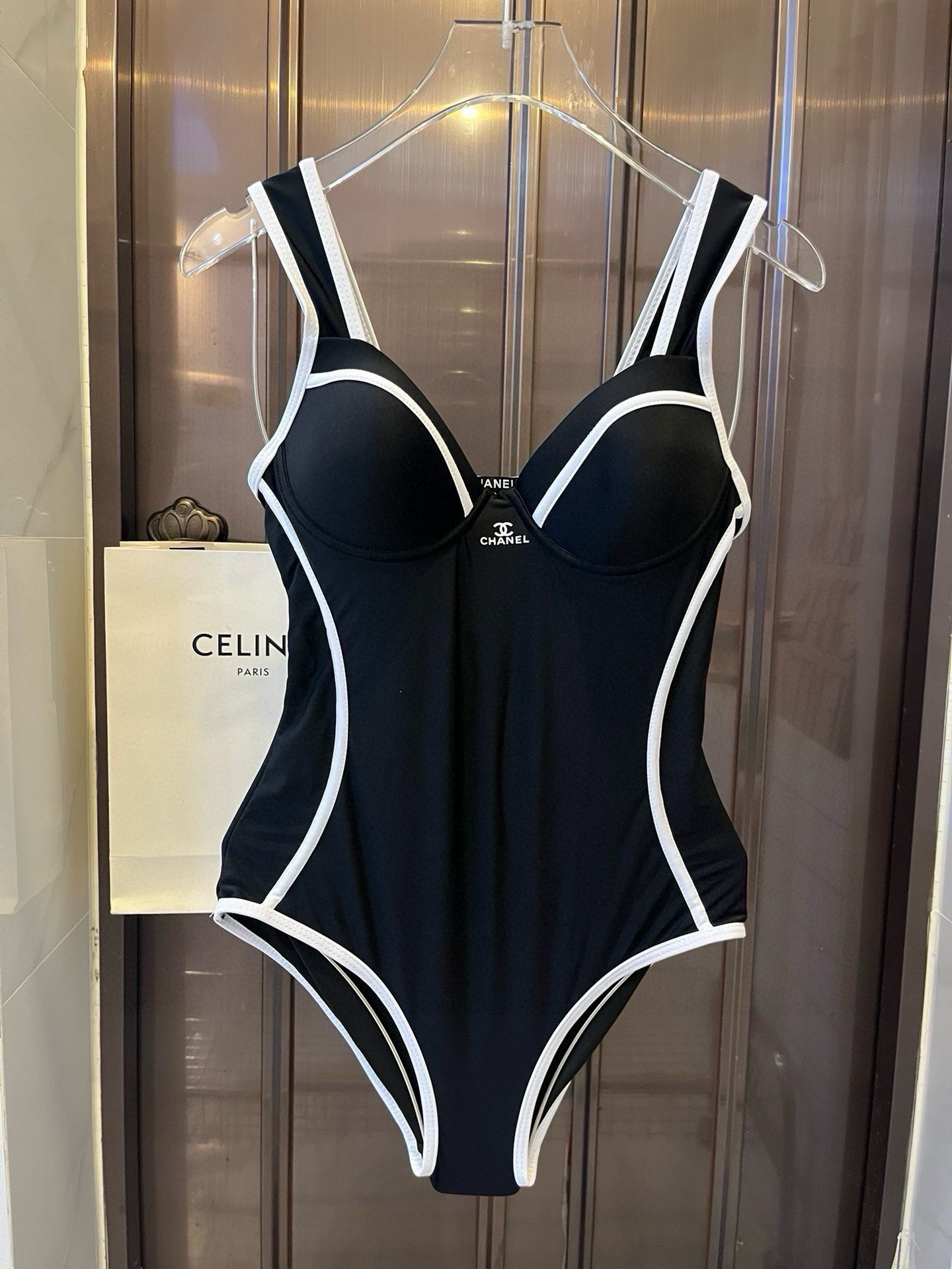 NO:302591,Chanel Chanel's new one-piece swimsuit suitable for a variety of scenes. Swimming suits at the beach, swimming pool, hot spring, water park. You can rafting inside. The one-piece design covers the flesh and looks tall. The belly is a little fleshy and does not affect our beautiful beauty. The back design reveals the beautiful back. The fabric is breathable and comfortable. Quick-drying elastic swimsuits are easier to skin. SM L XL swimsuits, swimsuits, bikinis19860909Chanel 香奈儿新款连体泳衣 适合多种场景的游泳衣♀海边 游泳池 温泉 水上乐园 漂流都可以内搭也完全可以 连体设计遮肉显高挑 腹部有点肉肉也不影响咱美美的 背面设计大露美背 面料透气舒适.速干弹性的游泳衣更加帖肤易 SM L XL泳衣泳裤比基尼,泳衣，泳裤，比基尼,chanel,chanel,swimsuits,bikinis,accessory