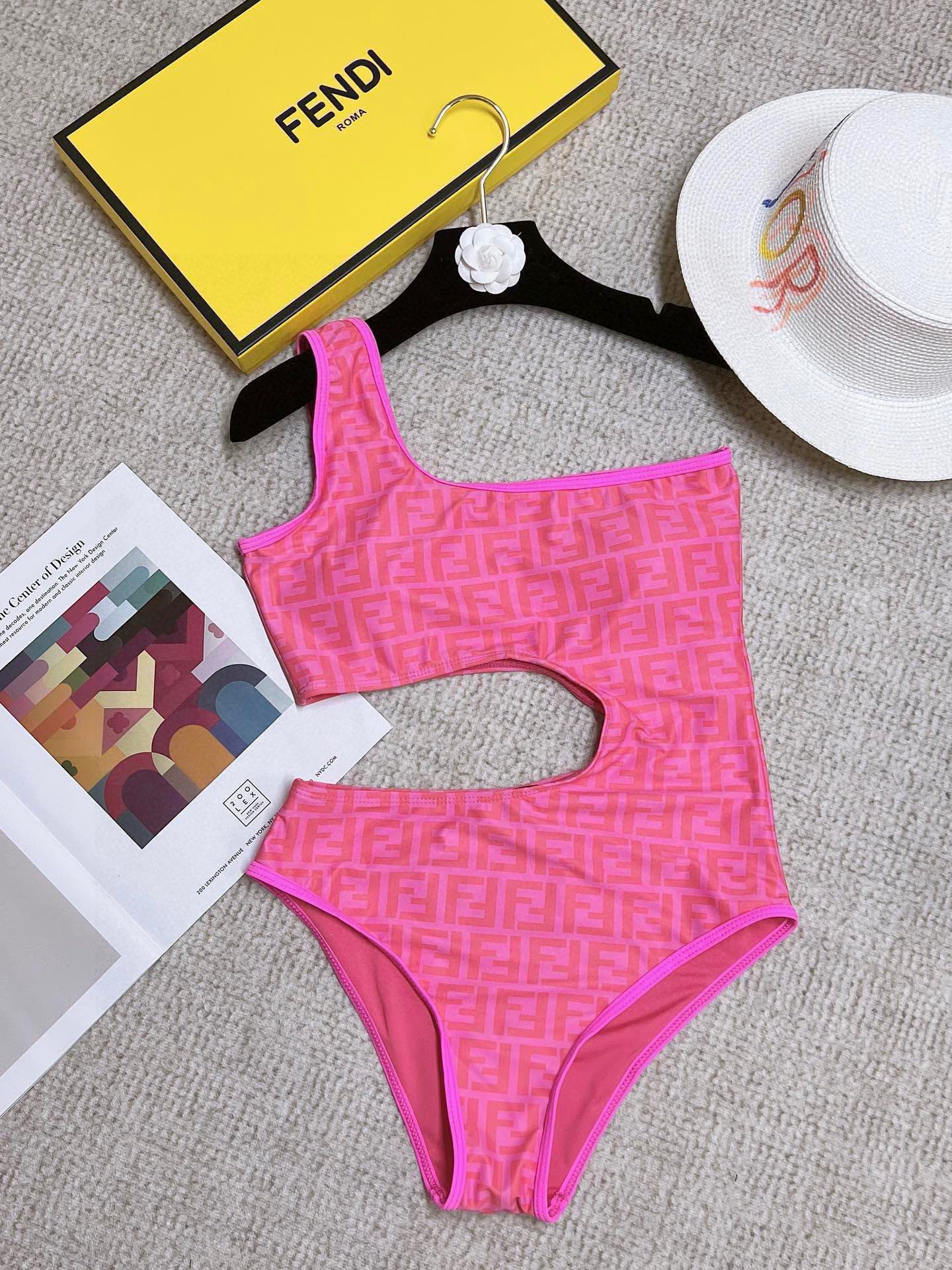 NO:302597,Fendi's new one-piece prank swimsuit big logo print. Highly recommended!  Super temperament, super A-body, pure and very high-end, swimsuits are too worn outside, how to wear them, how to look good at the beach vacation, super film, swimsuits suitable for a variety of scenes♀Seaside Swimming pool, hot spring, water park, rafting can be worn inside and outside, and it is completely possible to wear the fabric breathable and comfortable. Quick-drying elastic swimsuits are more comfortable to clean. S M L swimsuits, swimsuits, bikinis, fendi, fendi, swimsuits, swimsuits, bikinis19860909Fendi 芬迪新款连体式小心机泳衣大logo印花 强烈推荐！超显气质 上身超A,又纯又欲非常高级,泳衣外穿太了,怎么穿怎么好看海边度假,超级出片,适合多种场景的游泳衣♀海边 游泳池 温泉 水上乐园 漂流都可以内搭外穿也完全可以 面料透气舒适.速干弹性的游泳衣更加帖肤易清洗 码数S M L泳衣泳裤比基尼,泳衣，泳裤，比基尼,fendi,fendi,swimsuits,bikinis,accessory