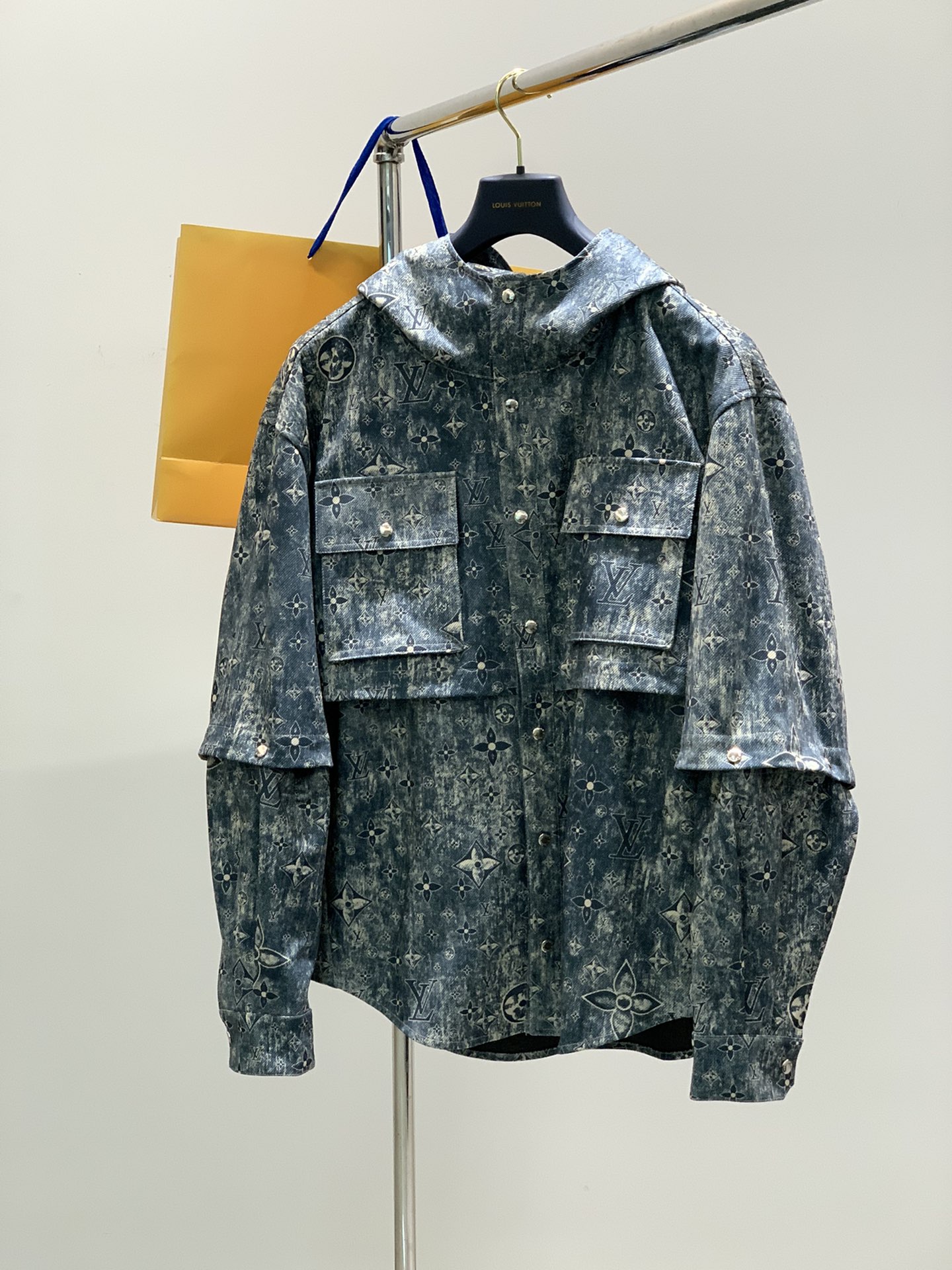 NO:117993,,LouisVuitton, the latest model for spring 2025, available at the counter at the same time, original singles, fashionable and casual hooded jacket, very distinctive on the upper body!  Eye-catching and highlighted, imported original fabric, top-grade printing craft letter pattern decoration logo, original hardware and auxiliary materials decoration, simple but not lacking in fashion, classic and atmospheric, comfortable and breathable, handsome and stylish, code M-3XL,, louis vuitton, louis vuitton, jackets & coats, hats, alexander wang19860909,LouisVuitton 路易威登,2025春季最新款,专柜同步有售,原单狠货,时尚休闲连帽外套,上身很有特点！吸睛而有亮点,进口原版面料,顶级印花工艺字母图案装饰Logo,原版五金辅料装饰,简单而不失时尚,经典大气,舒适透气,上身帅气有型,码数M-3XL,,louis vuitton,louis vuitton,jackets & coats,hats,alexander wang,Men's clothing