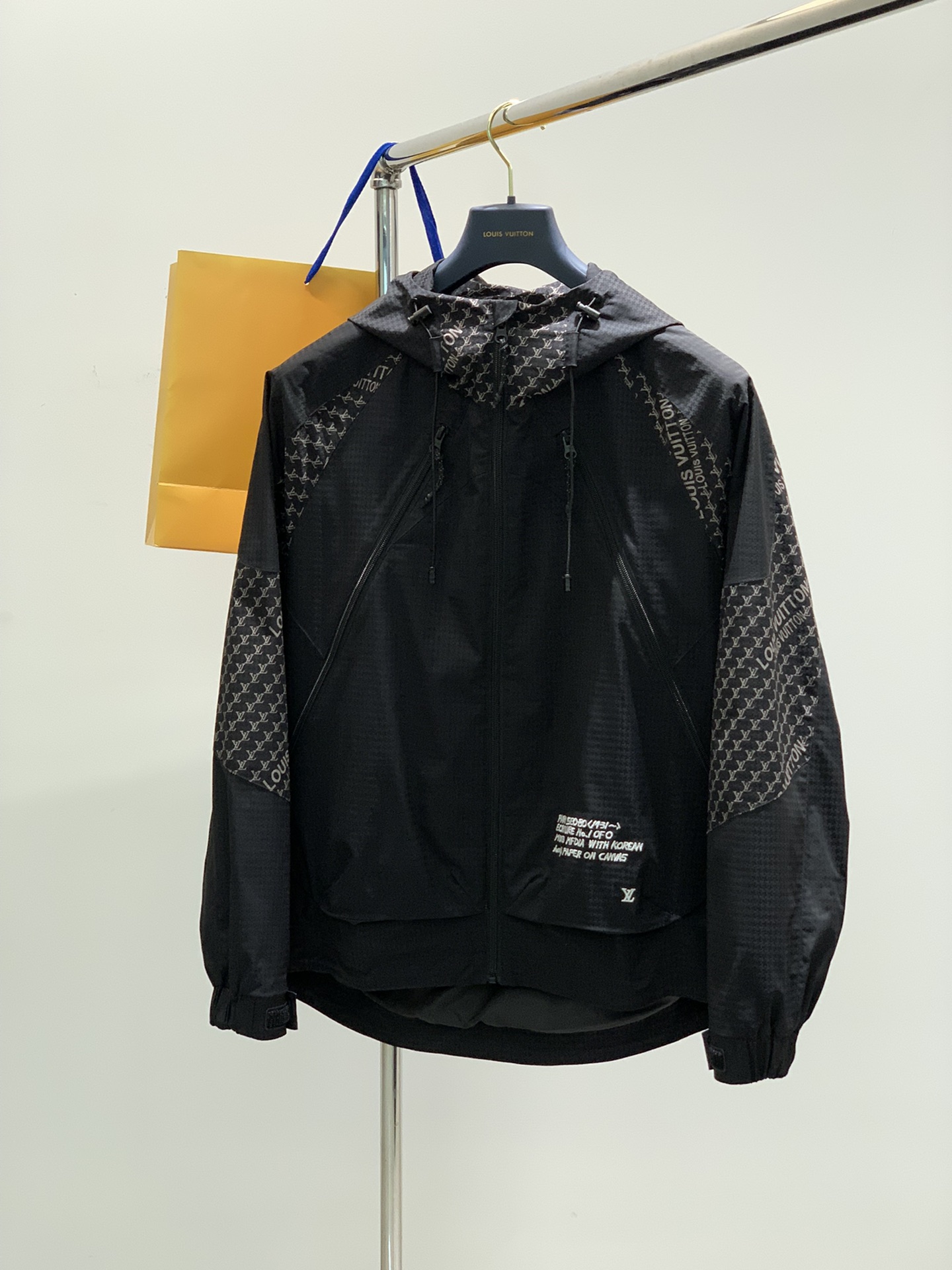 NO:117978,,LouisVuitton, the latest model for spring 2025, available at the counter at the same time, original singles, fashionable and casual hooded jacket, very distinctive on the upper body!  Eye-catching and highlighted, imported original fabric, top-grade embroidery craft letter pattern decoration logo, original hardware and accessories decoration, simple but not lacking in fashion, classic and atmospheric, comfortable and breathable, handsome and stylish on the upper body, 2 colors recommended, code number M-3XL,, louis vuitton, louis vuitton, jackets & coats, hats, alexander wang19860909,LouisVuitton 路易威登,2025春季最新款,专柜同步有售,原单狠货,时尚休闲连帽外套,上身很有特点！吸睛而有亮点,进口原版面料,顶级刺绣工艺字母图案装饰Logo,原版五金辅料装饰,简单而不失时尚,经典大气,舒适透气,上身帅气有型,2色推荐,码数M-3XL,,louis vuitton,louis vuitton,jackets & coats,hats,alexander wang,Men's clothing