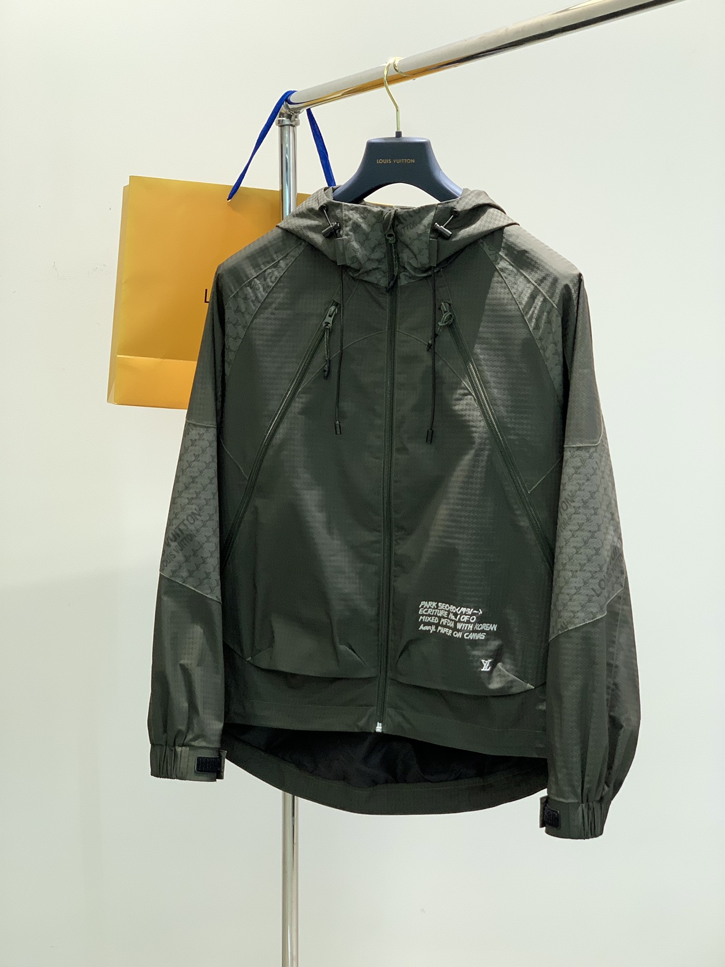 NO:117991,,LouisVuitton, the latest model for spring 2025, available at the counter at the same time, original singles, fashionable and casual hooded jacket, very distinctive on the upper body!  Eye-catching and highlighted, imported original fabric, top-grade embroidery craft letter pattern decoration logo, original hardware and accessories decoration, simple but not lacking in fashion, classic and atmospheric, comfortable and breathable, handsome and stylish on the upper body, 2 colors recommended, code number M-3XL,, louis vuitton, louis vuitton, jackets & coats, hats, alexander wang19860909,LouisVuitton 路易威登,2025春季最新款,专柜同步有售,原单狠货,时尚休闲连帽外套,上身很有特点！吸睛而有亮点,进口原版面料,顶级刺绣工艺字母图案装饰Logo,原版五金辅料装饰,简单而不失时尚,经典大气,舒适透气,上身帅气有型,2色推荐,码数M-3XL,,louis vuitton,louis vuitton,jackets & coats,hats,alexander wang,Men's clothing