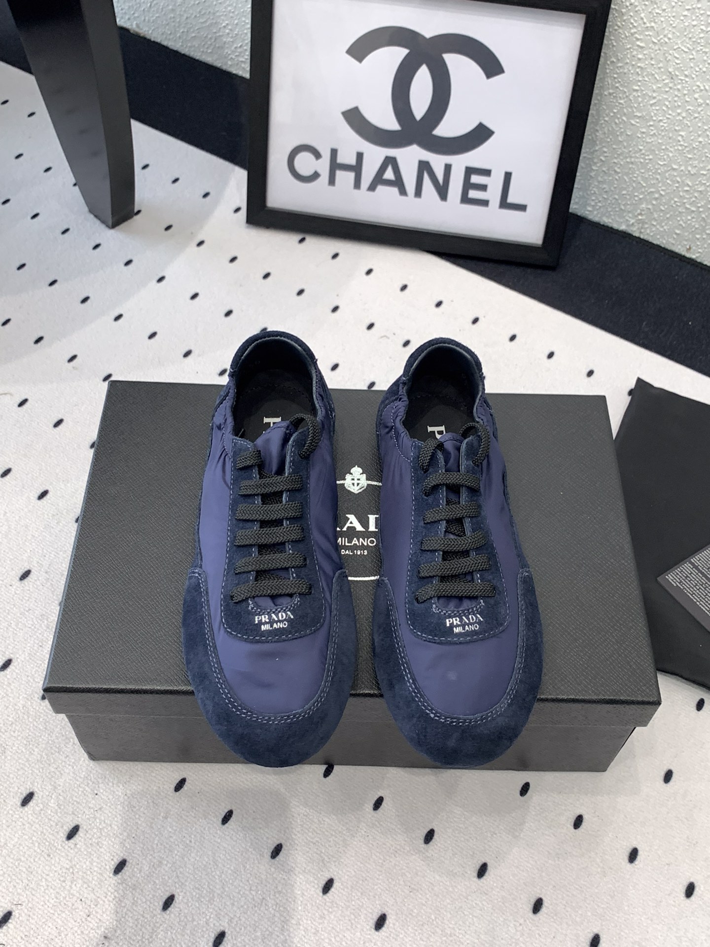 NO:164334,Prada's new German-school casual shoes. The suede on the upper has a texture. Soft and glutinous. The insole is thickened lambskin. It is extremely comfortable to step on. It shows high and long legs. The upper imported suede/original mold opening fabric. The inner sheepskin original TPU sole is different from the market. The cheap rubber sole of the market. Size women's 35-40, casual shoes/sports shoes, prada, prada, sneakers, sheepskin, chamois leather.19860909Prada普拉达新款德训休闲鞋 鞋面麂皮有肌理感 软软糯糯的 鞋垫加厚小羊皮 踩上去无比舒适 显高显大长腿 鞋面进口麂皮/原版开模布料 内里羊皮原版TPU大底 区别市面廉价橡胶底 Size女35-40,休闲鞋/运动鞋,prada,prada,sneakers,sheepskin,chamois leather,Women's Shoes